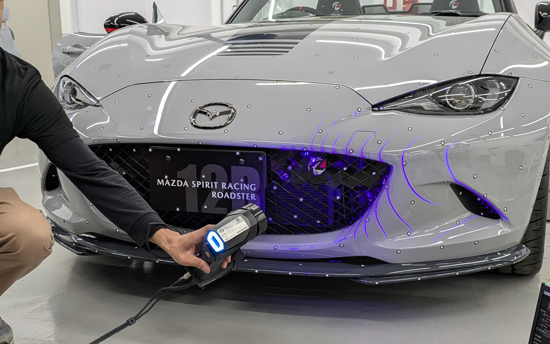 「ポジショニングターゲット」と呼ばれるマーカーを内外装に貼り付け、ハンディスキャナーでPCにデータを取り込んでいく