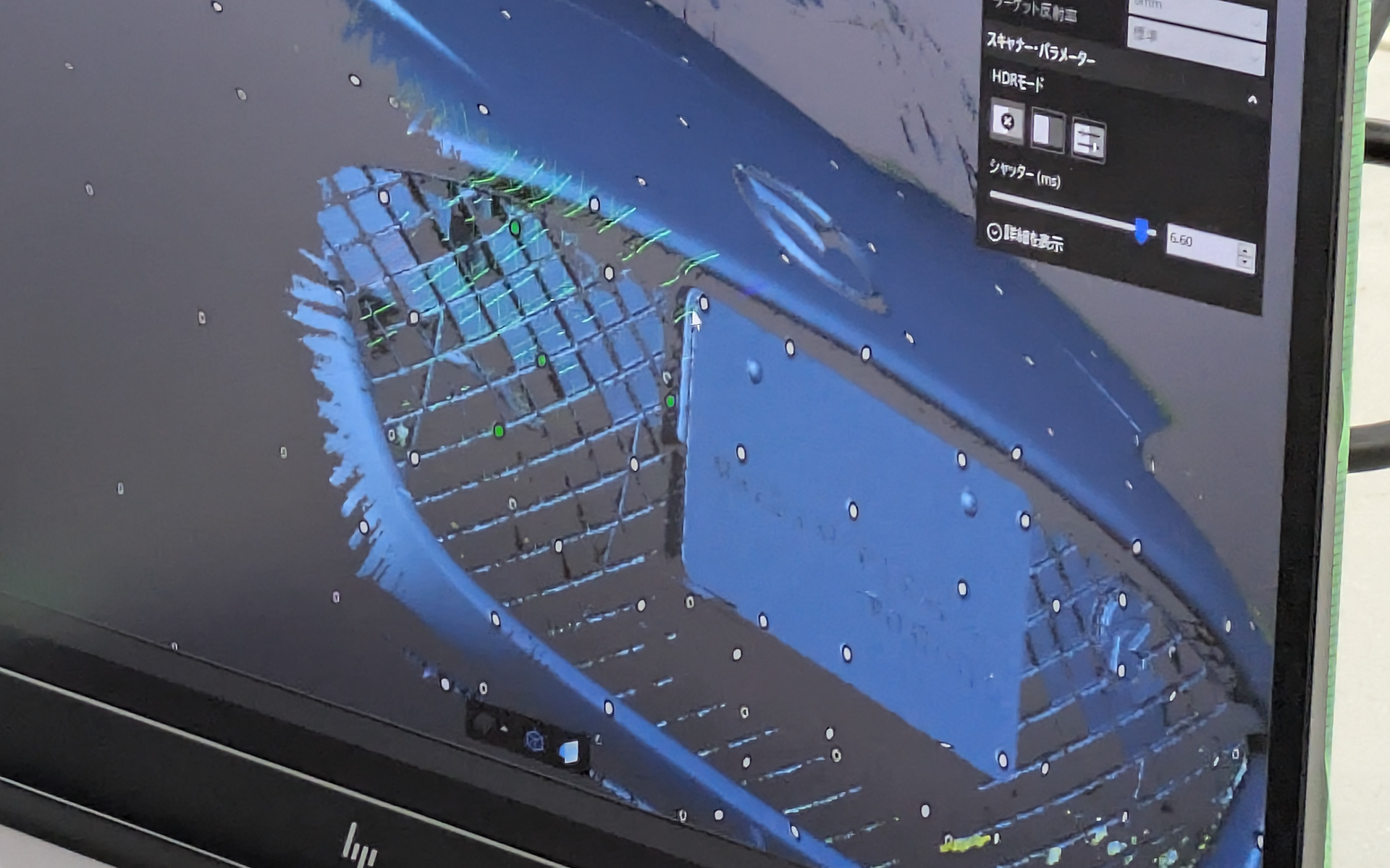 「ポジショニングターゲット」と呼ばれるマーカーを内外装に貼り付け、ハンディスキャナーでPCにデータを取り込んでいく