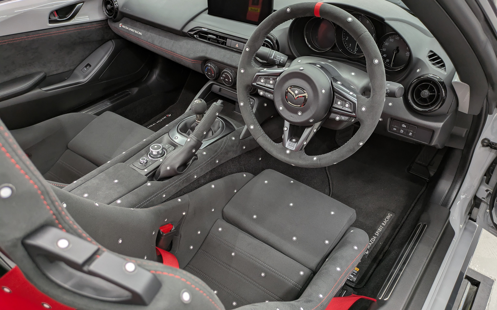 内外装のほか、ジャッキアップしてフロア下の形状も3Dデータ化