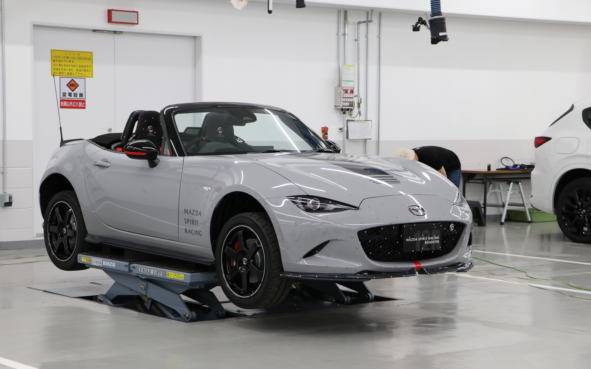 内外装のほか、ジャッキアップしてフロア下の形状も3Dデータ化