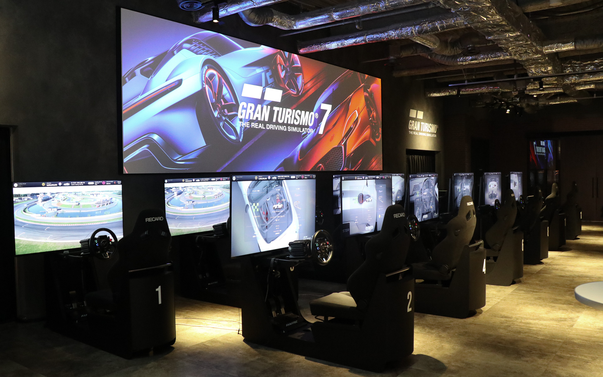 ずらりと12台並んだグランツーリスモ7の試遊台
