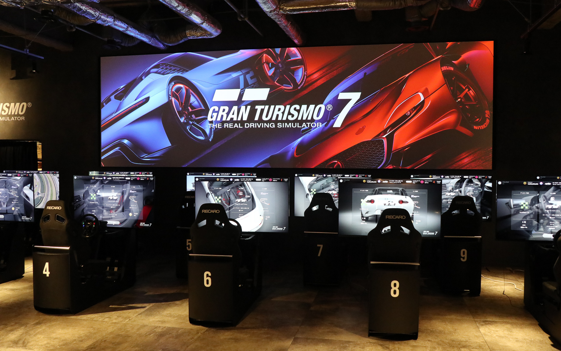 ずらりと12台並んだグランツーリスモ7の試遊台