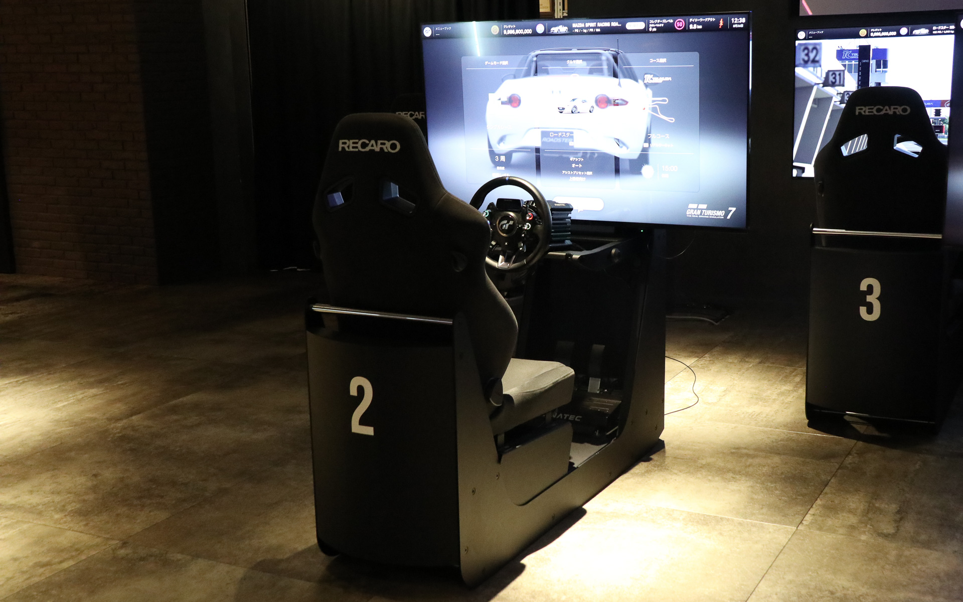 試遊台ではグランツーリスモ公式となるFANATECの「Gran Turismo DD Extreme」と「CSL Pedals」を採用。シートはレカロのセミバケットシートが組み合わされている