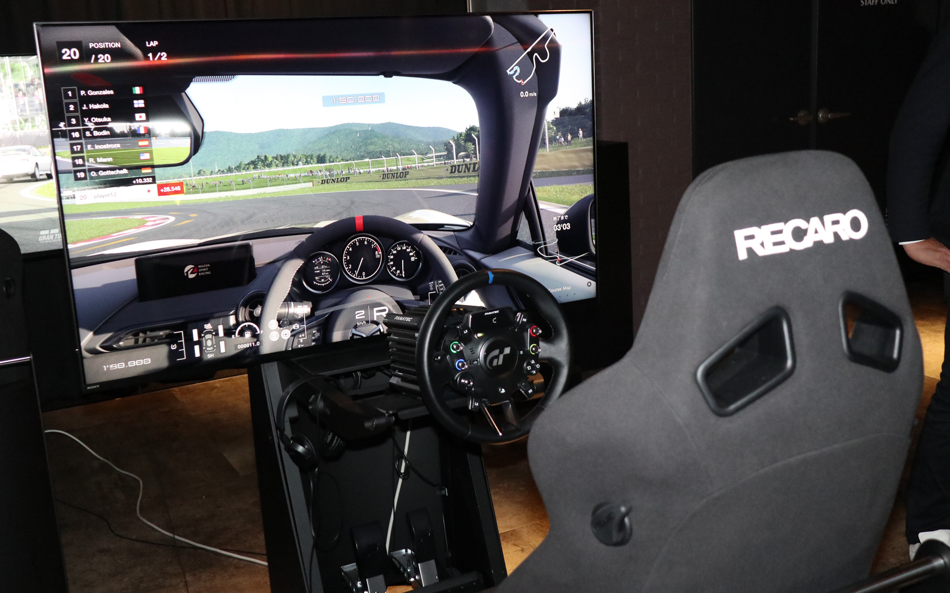 試遊台ではグランツーリスモ公式となるFANATECの「Gran Turismo DD Extreme」と「CSL Pedals」を採用。シートはレカロのセミバケットシートが組み合わされている