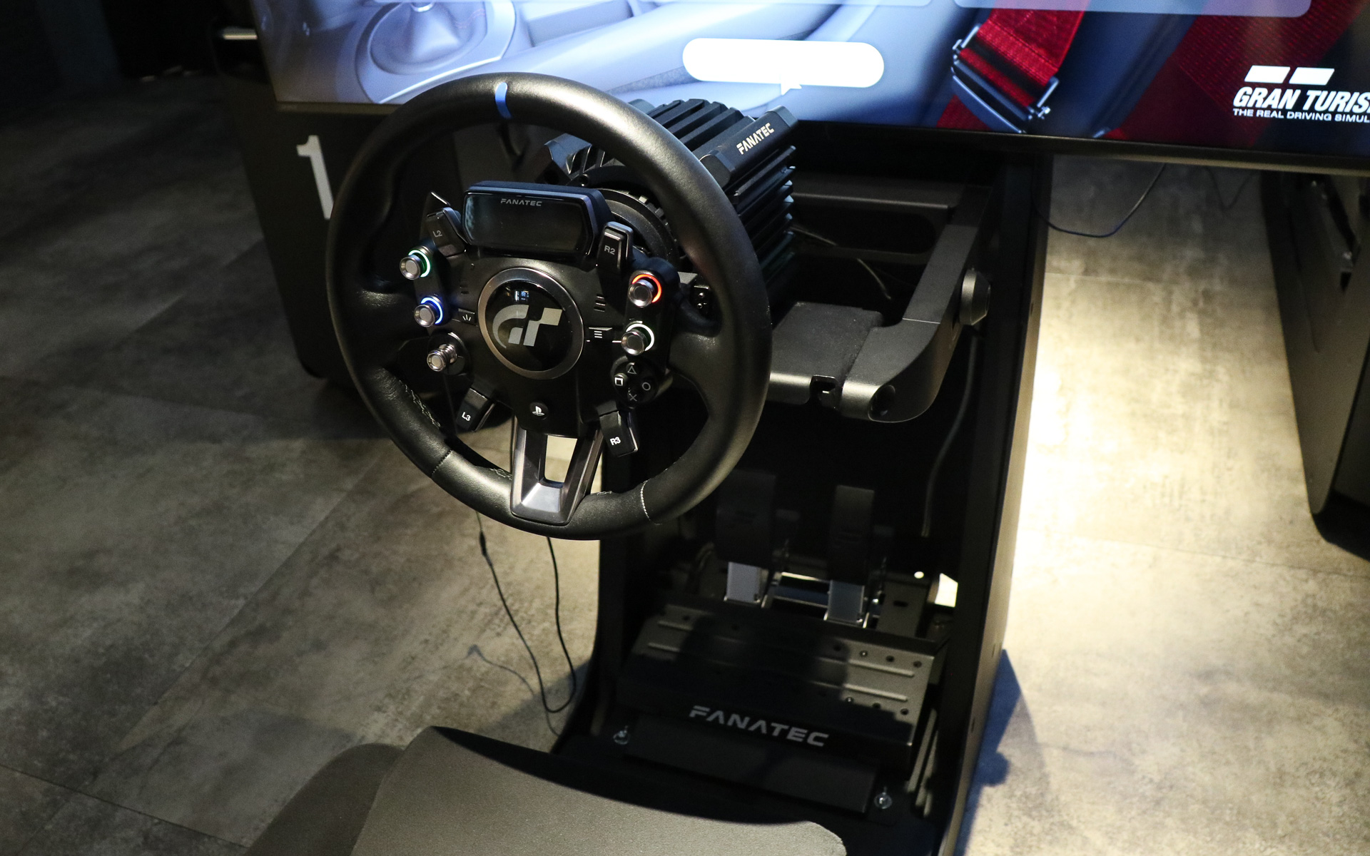 試遊台ではグランツーリスモ公式となるFANATECの「Gran Turismo DD Extreme」と「CSL Pedals」を採用。シートはレカロのセミバケットシートが組み合わされている