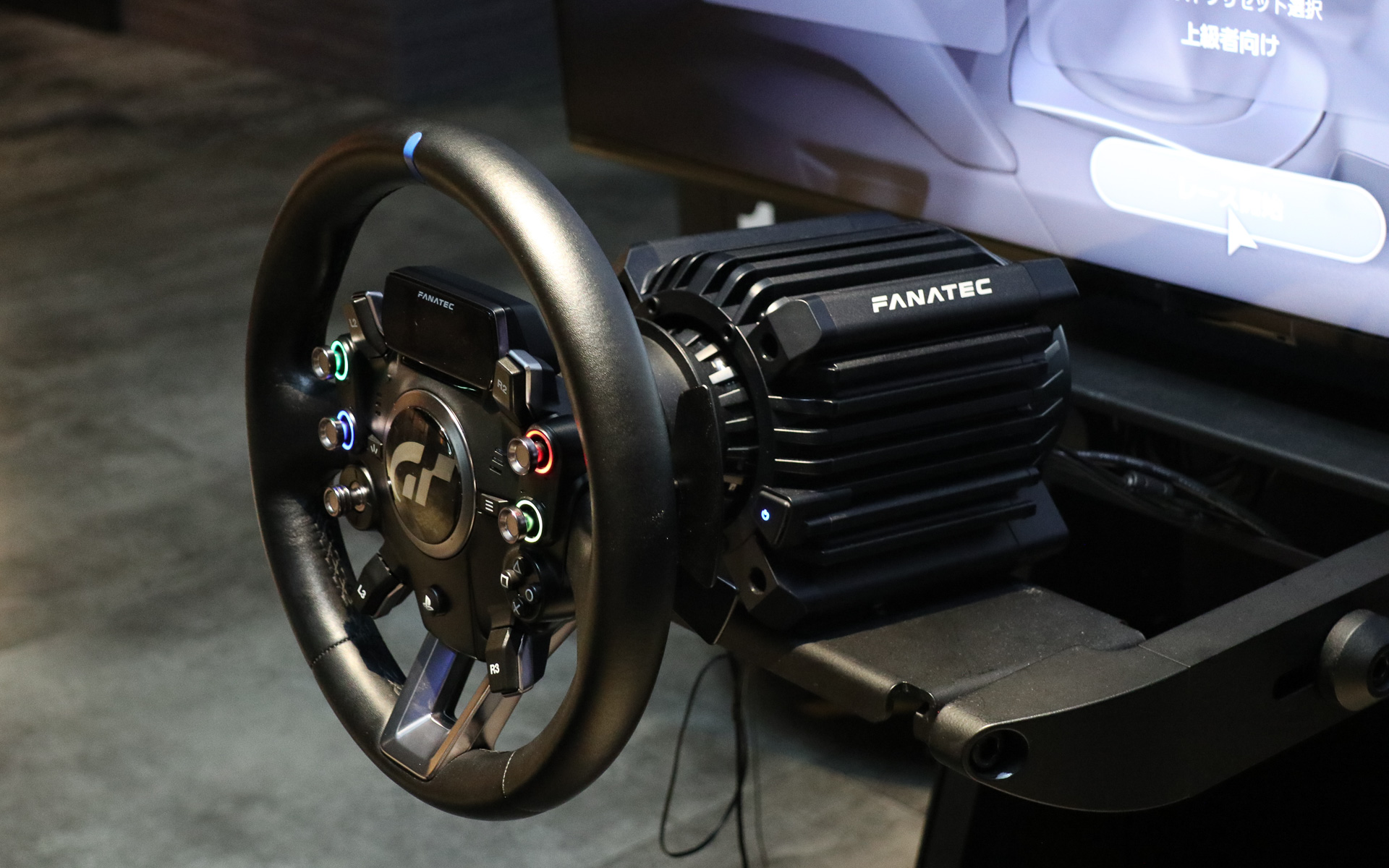 試遊台ではグランツーリスモ公式となるFANATECの「Gran Turismo DD Extreme」と「CSL Pedals」を採用。シートはレカロのセミバケットシートが組み合わされている
