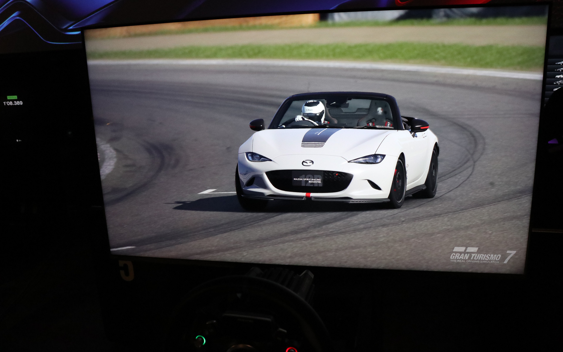 筑波サーキットを走行するロードスター 12R