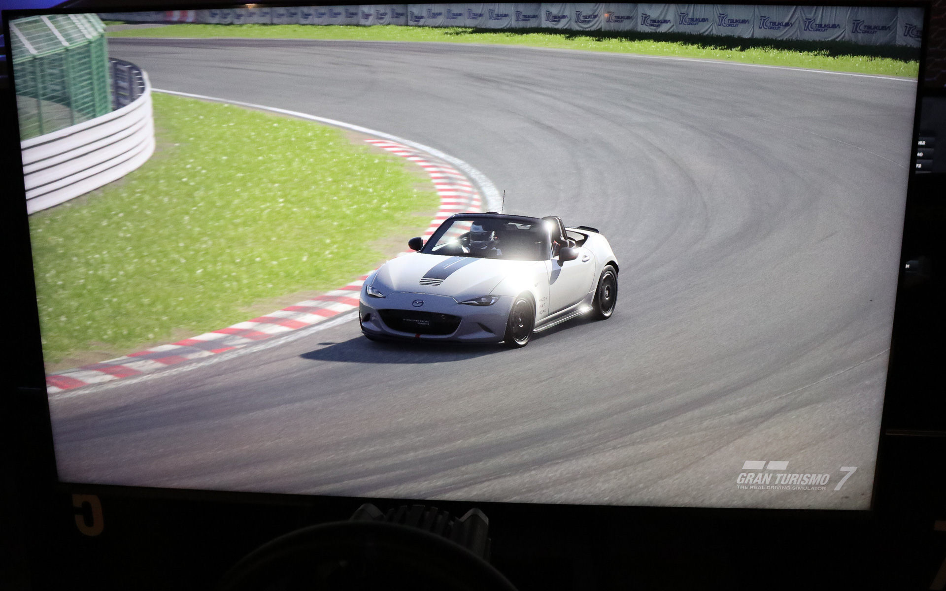 引き締められた足まわりで200PSに向上したエンジンスペックをしっかりと受け止め、一体感ある走りを実現