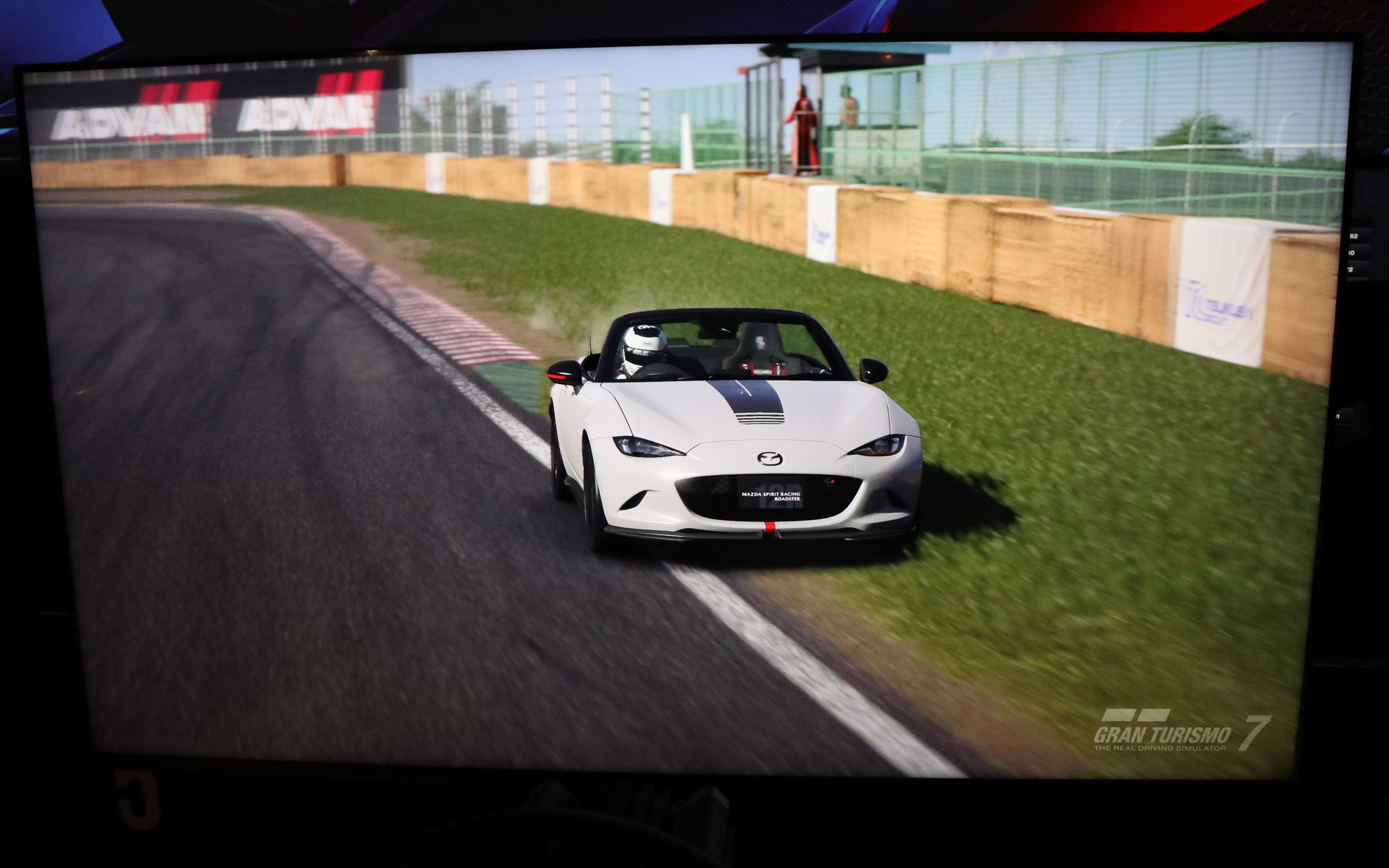 引き締められた足まわりで200PSに向上したエンジンスペックをしっかりと受け止め、一体感ある走りを実現