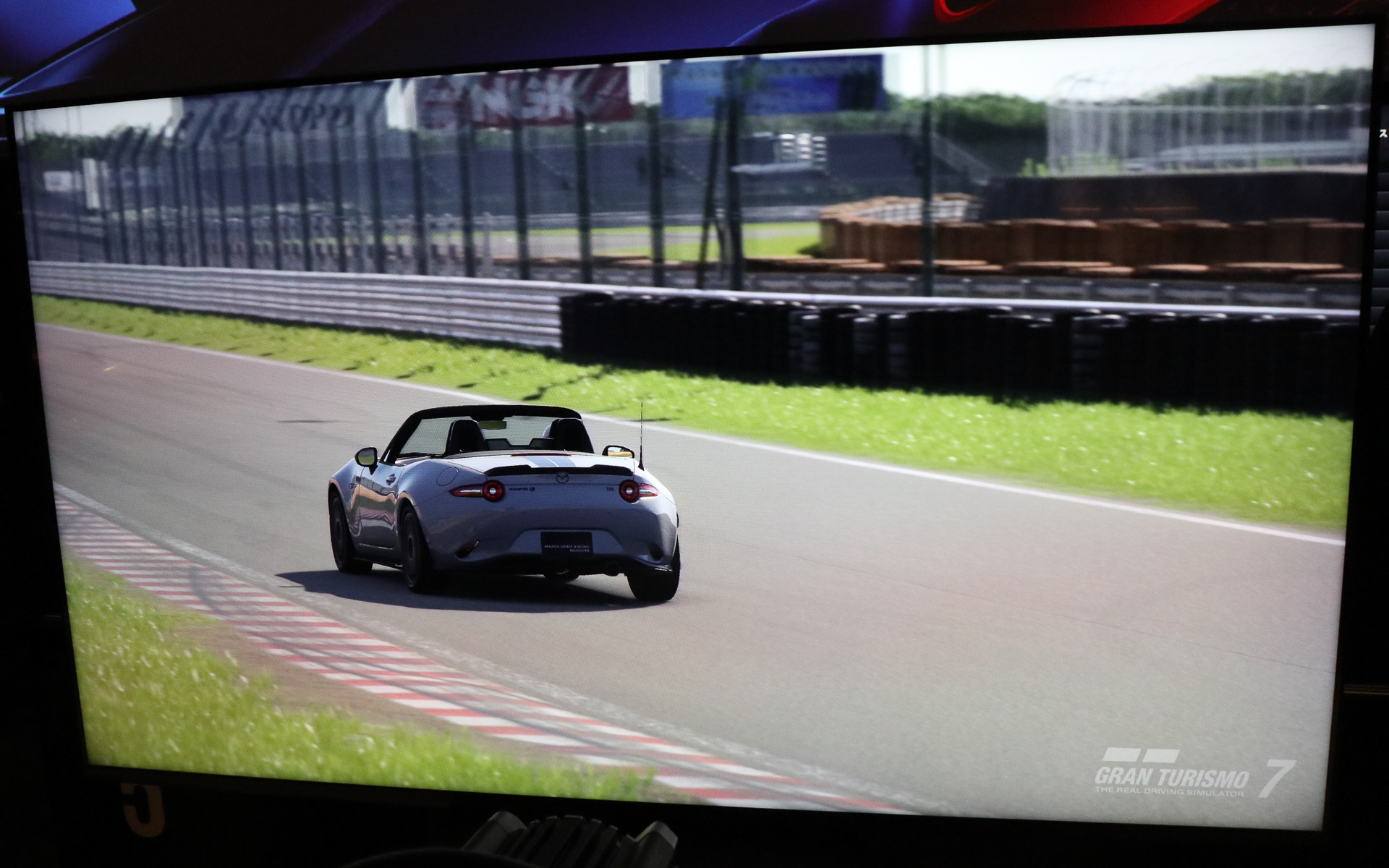 引き締められた足まわりで200PSに向上したエンジンスペックをしっかりと受け止め、一体感ある走りを実現