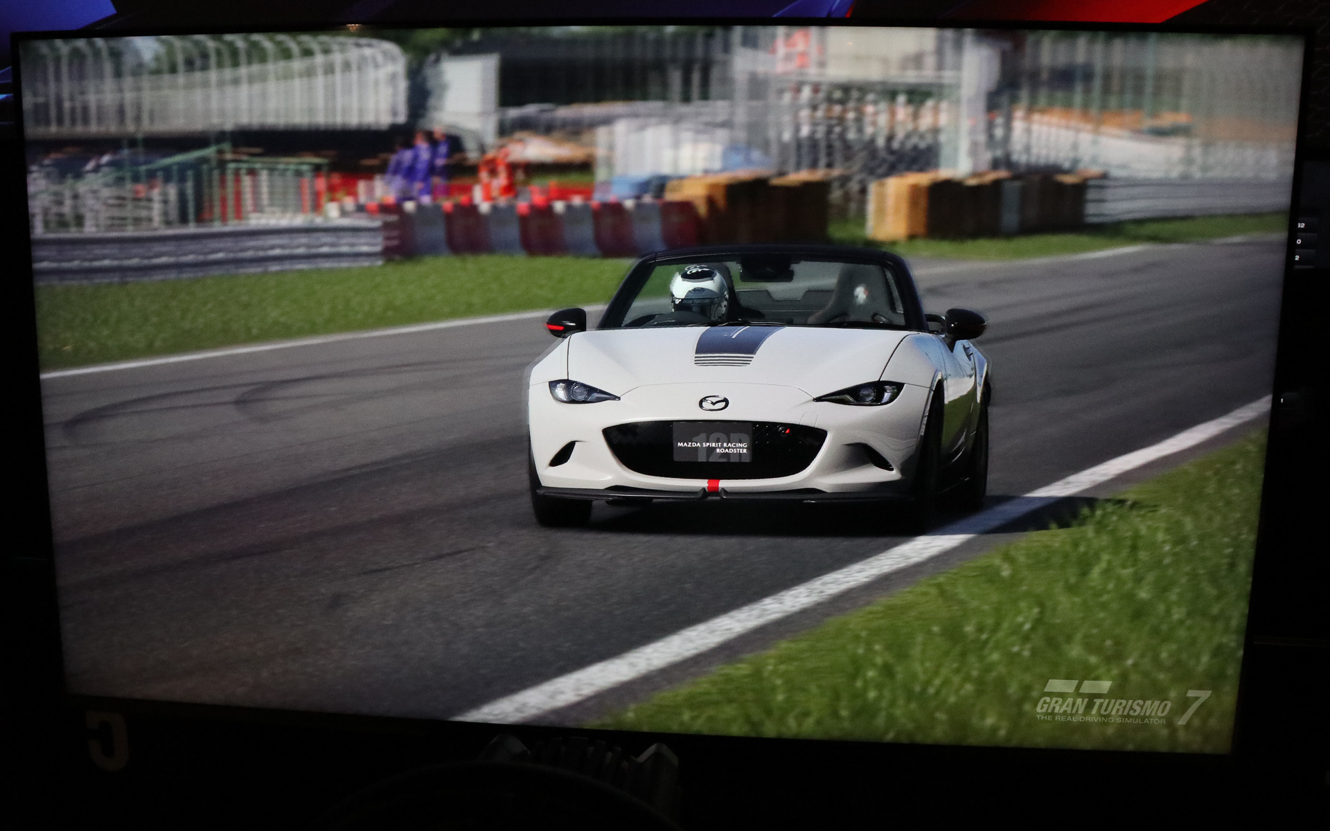 引き締められた足まわりで200PSに向上したエンジンスペックをしっかりと受け止め、一体感ある走りを実現