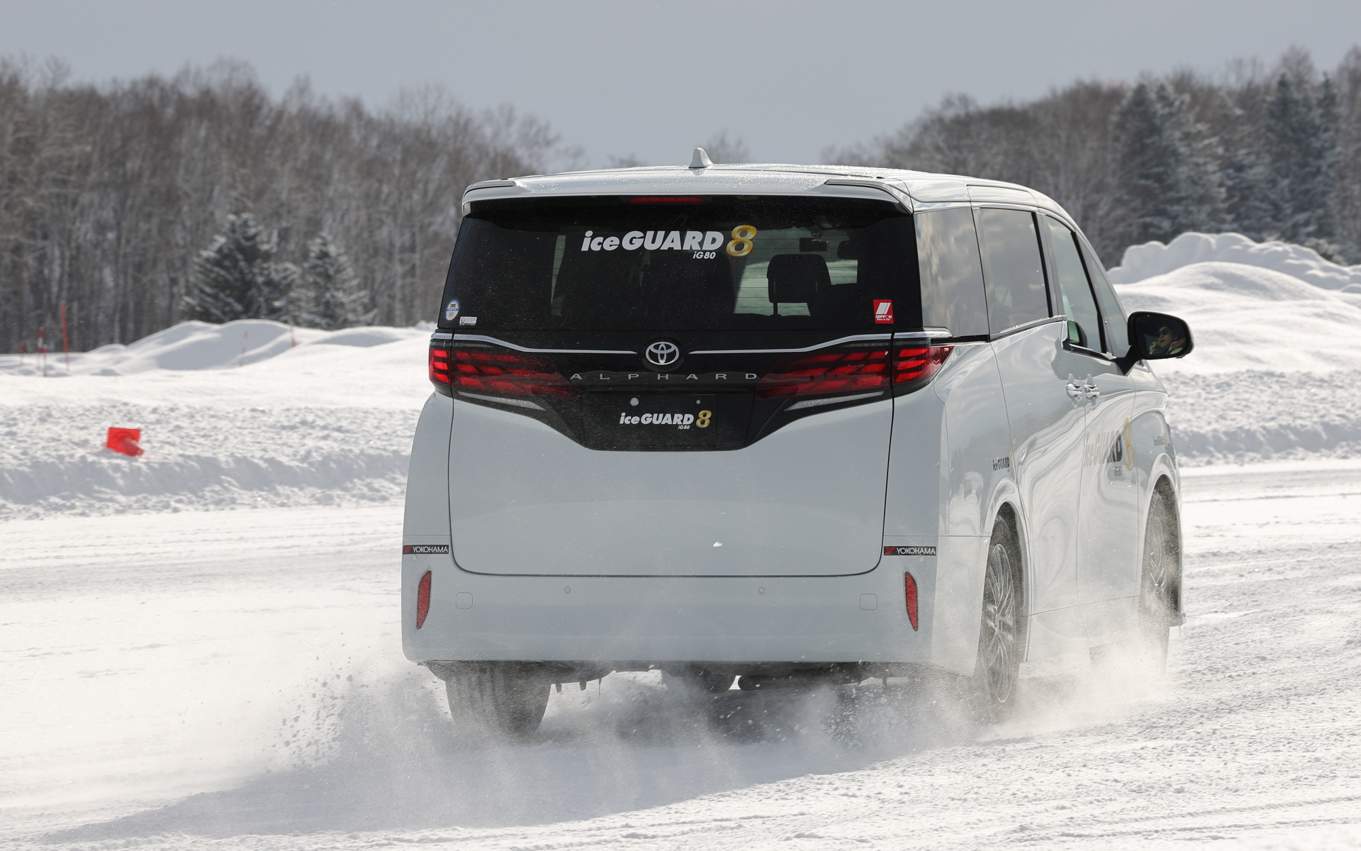 重量級ミニバン「アルファード」とアイスガード8のマッチングも良好だった