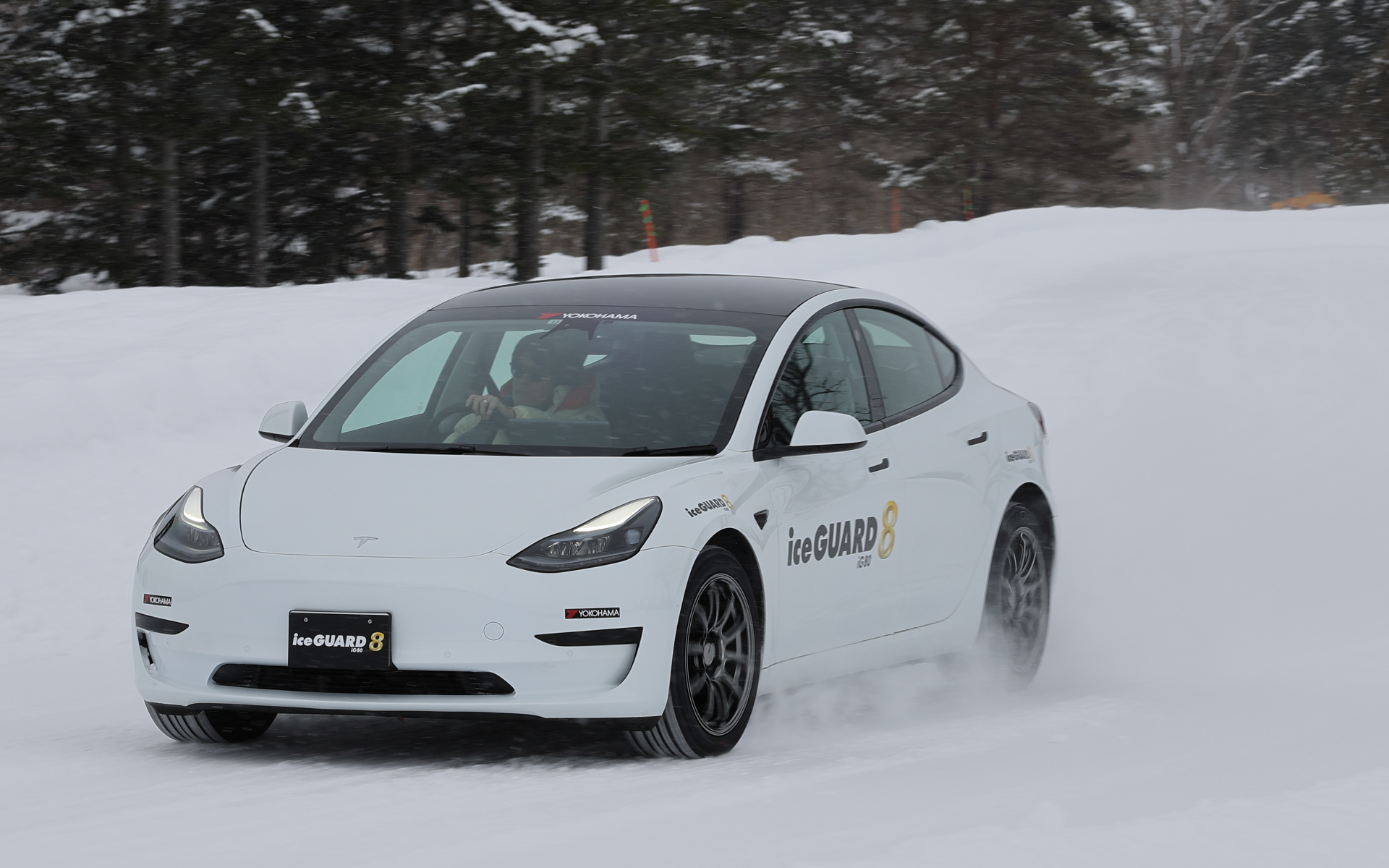 重いバッテリを床下に備えることで低重心なBEV（バッテリ電気自動車）との相性はかなりよかった