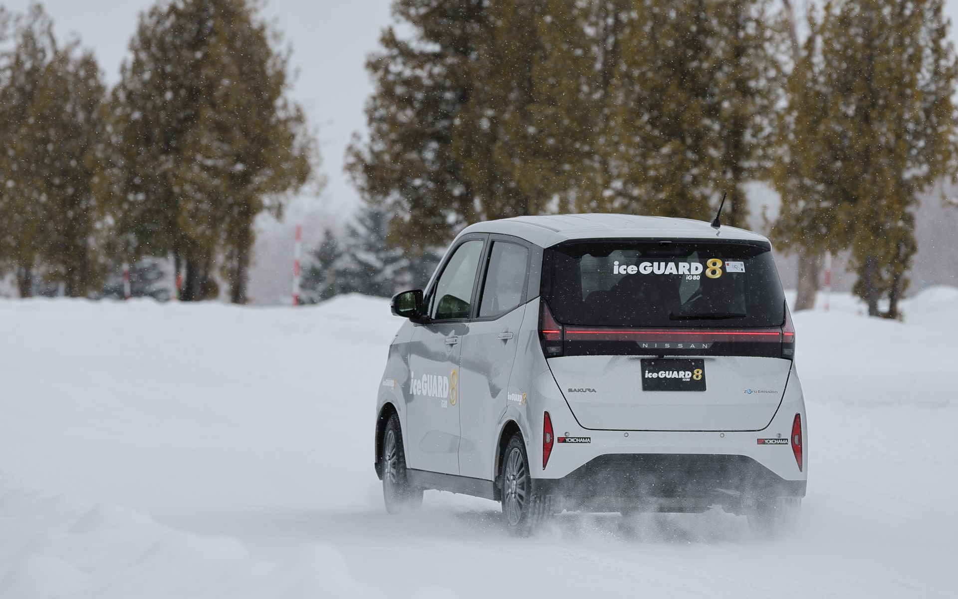 重いバッテリを床下に備えることで低重心なBEV（バッテリ電気自動車）との相性はかなりよかった