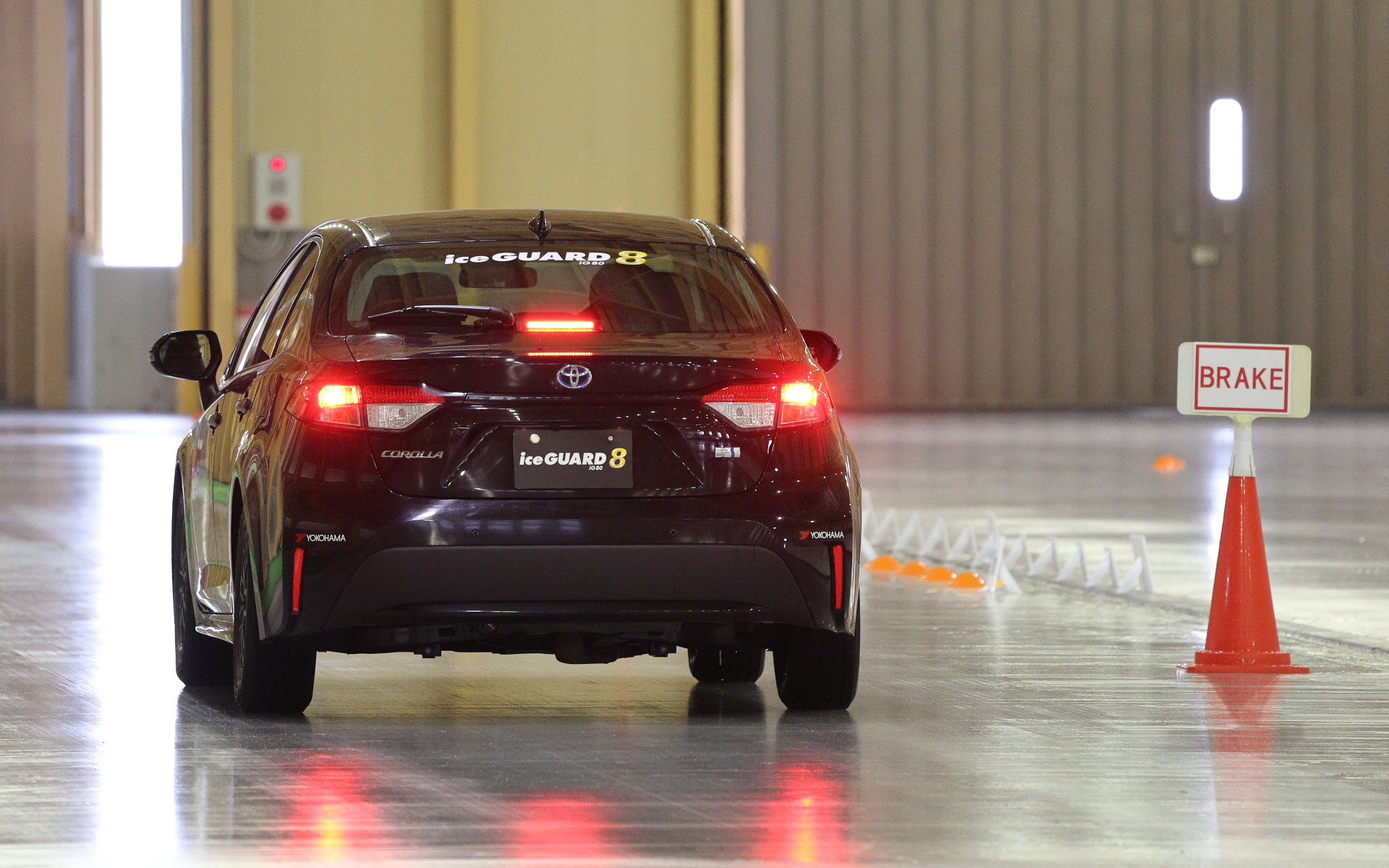 温度管理が徹底されている屋内氷盤試験路で試乗