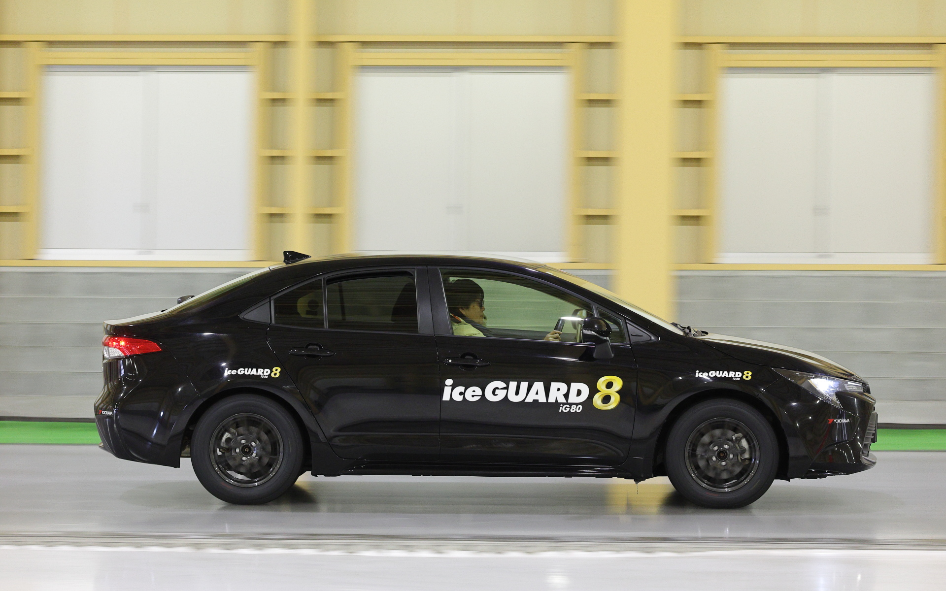 氷上での制動性能を確認