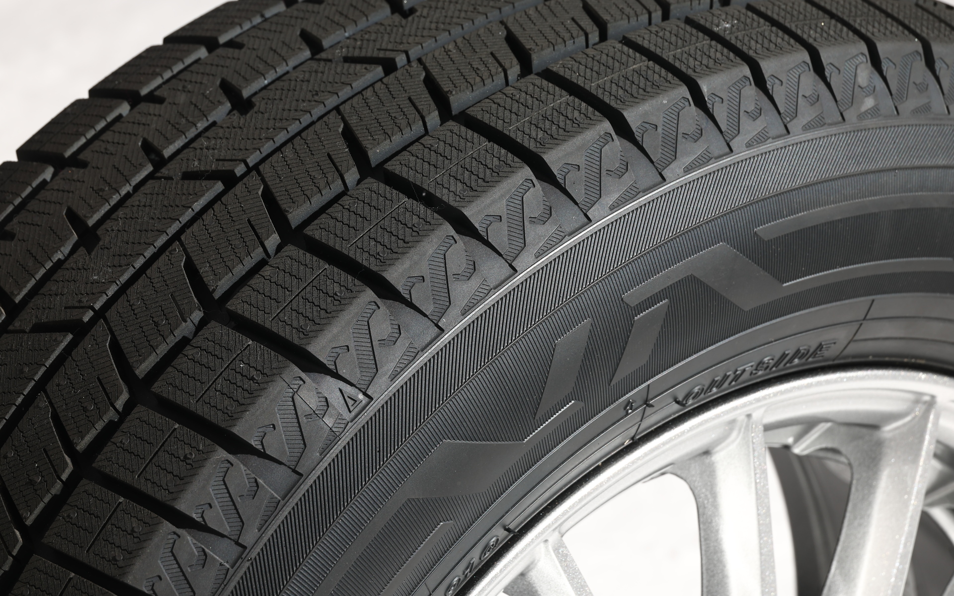 サイドウォールには第8世代を示す「八」と「8」があしらわれている