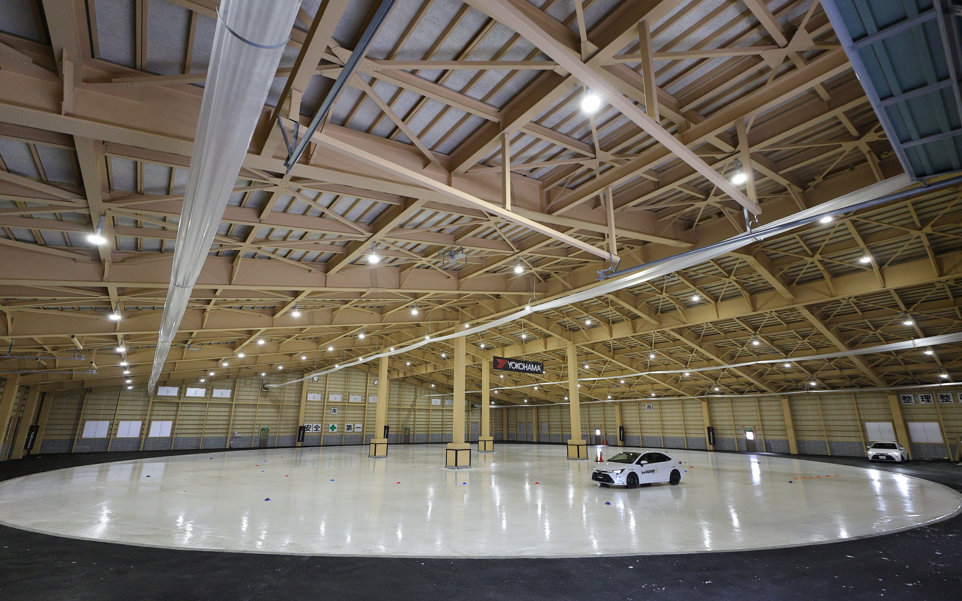 氷上旋回路。速度を上げていくと走行ラインが外側へと膨らんでいく