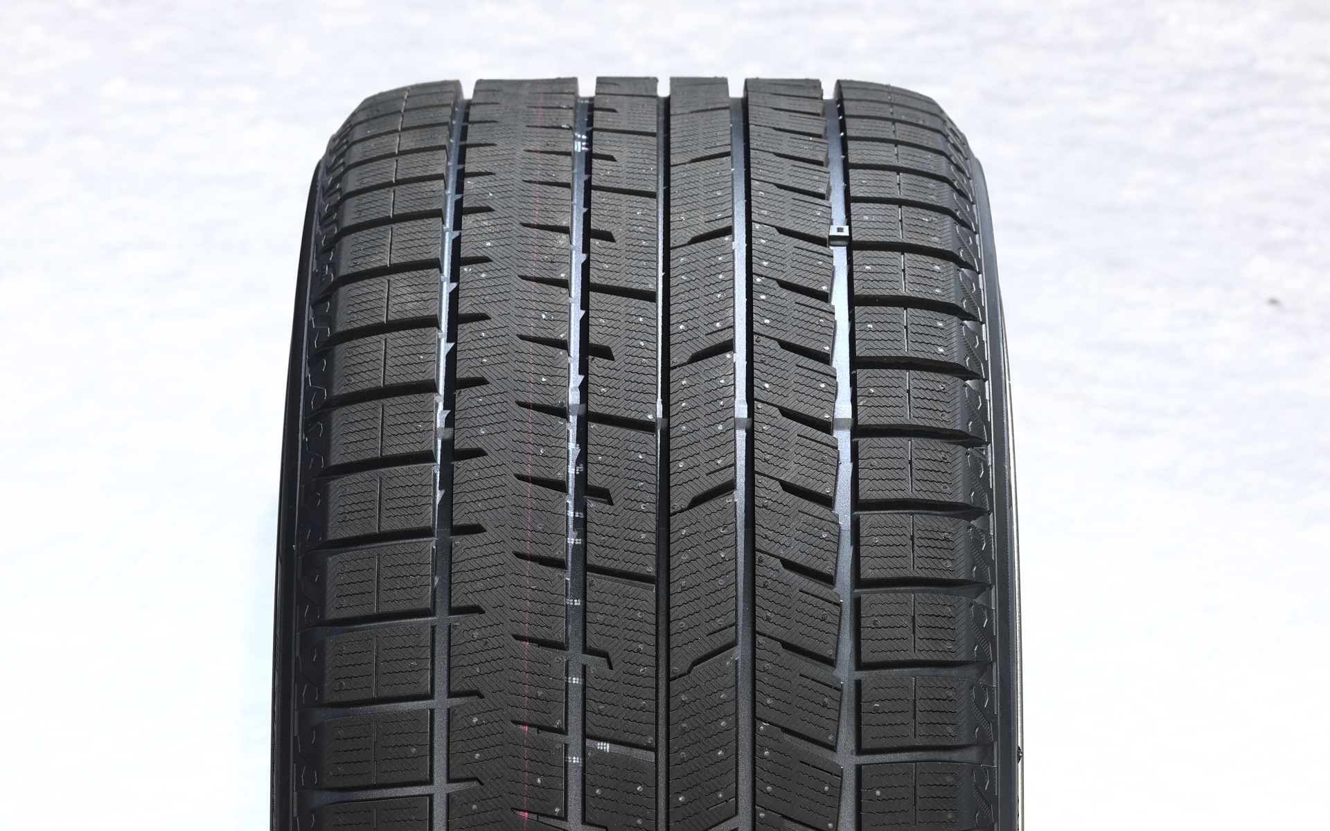 235幅以上はトレッドセンター部にリブを1列追加することで、ブロック剛性を最適化したモデル「iG80A」となる