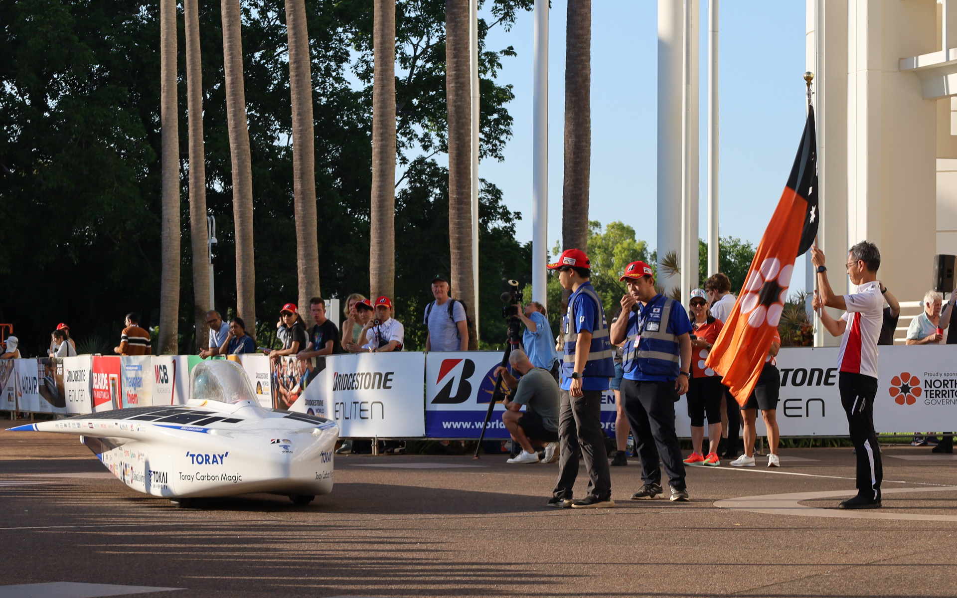 スタートポイントで東海大学のソーラーカーを見送る今井氏