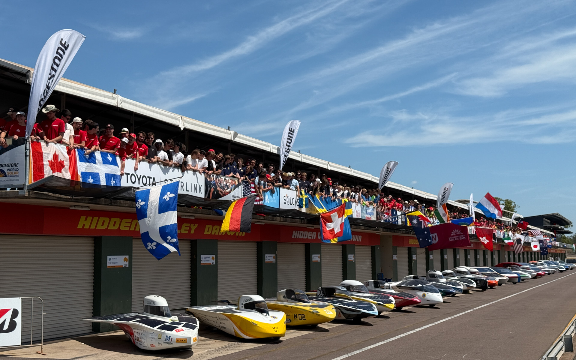 予選が開催されたヒドゥンバレー・レースウェイでは、参加チームが集まって記念撮影が行なわれた