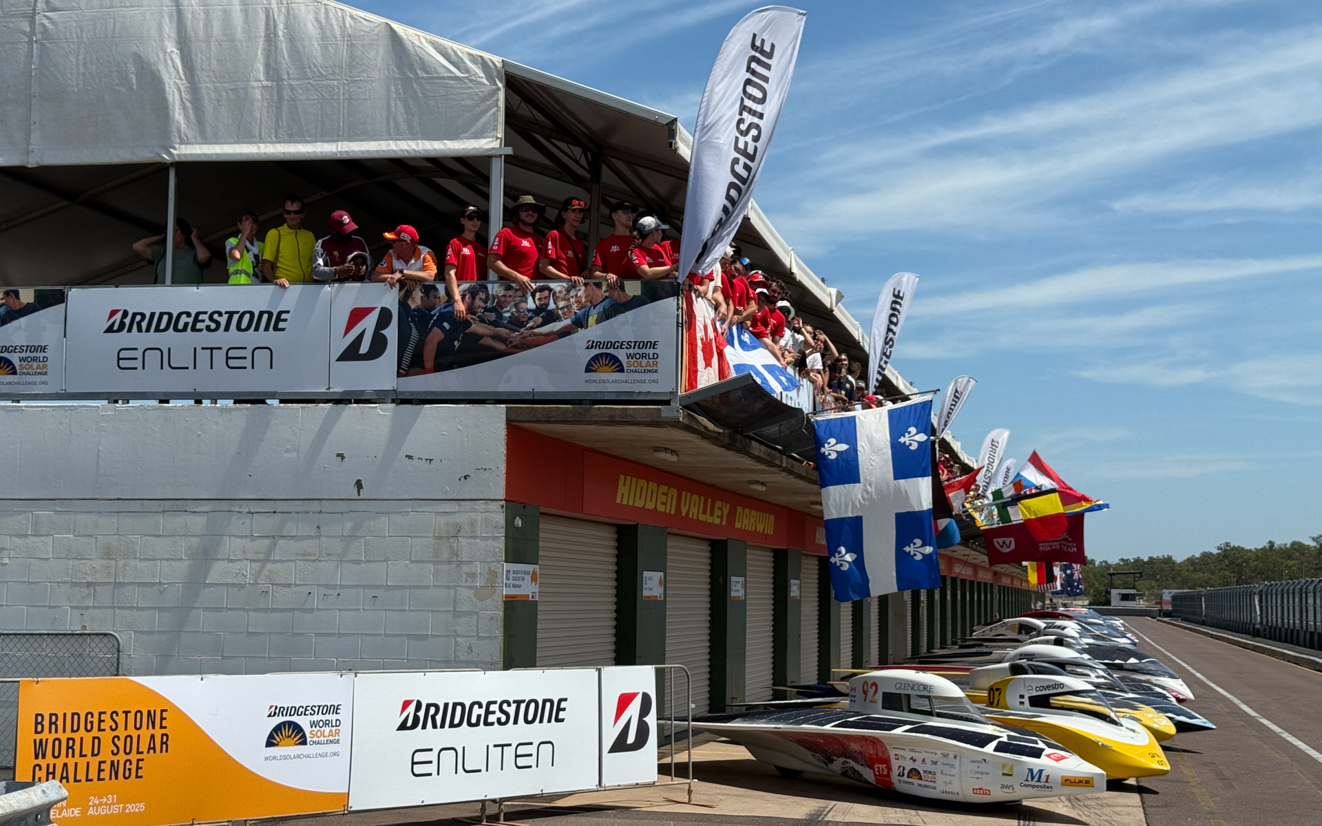 予選が開催されたヒドゥンバレー・レースウェイでは、参加チームが集まって記念撮影が行なわれた