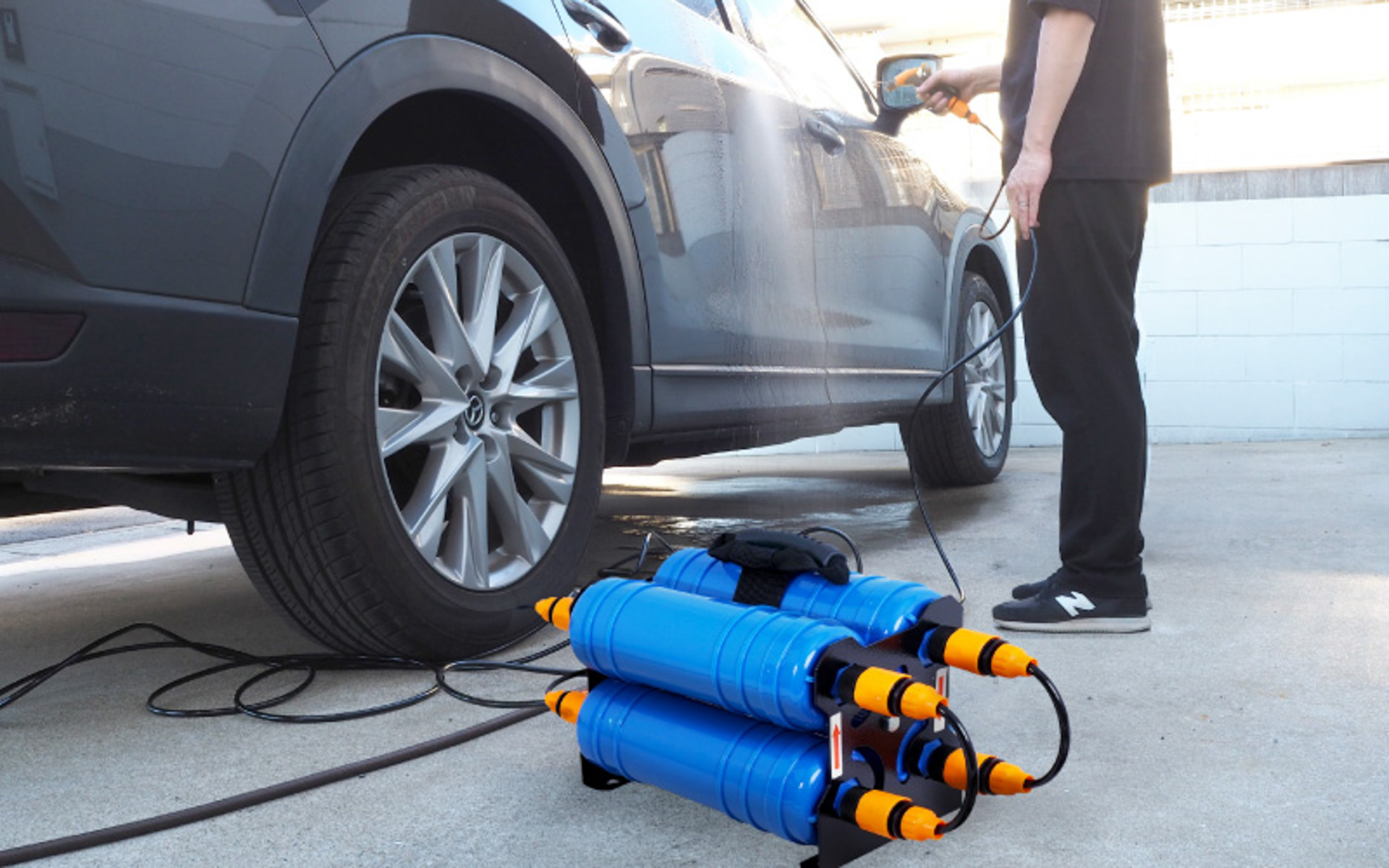 純水で洗車することで水シミが残らず、拭き上げ作業の手間を軽減させる