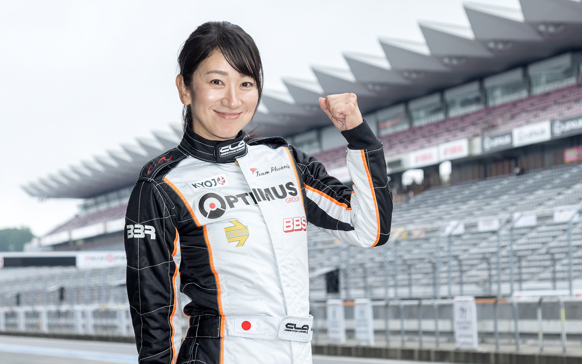 新しいスポンサーロゴとデザインで作り直したレーシングスーツで気分一新