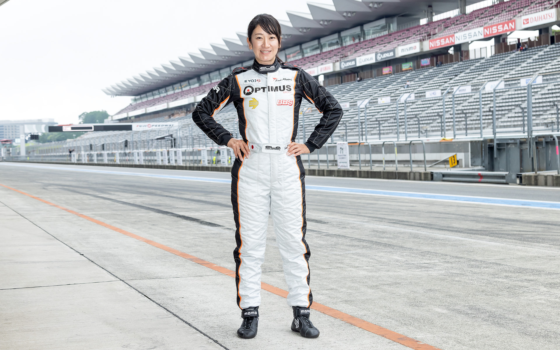 新しいスポンサーロゴとデザインで作り直したレーシングスーツで気分一新