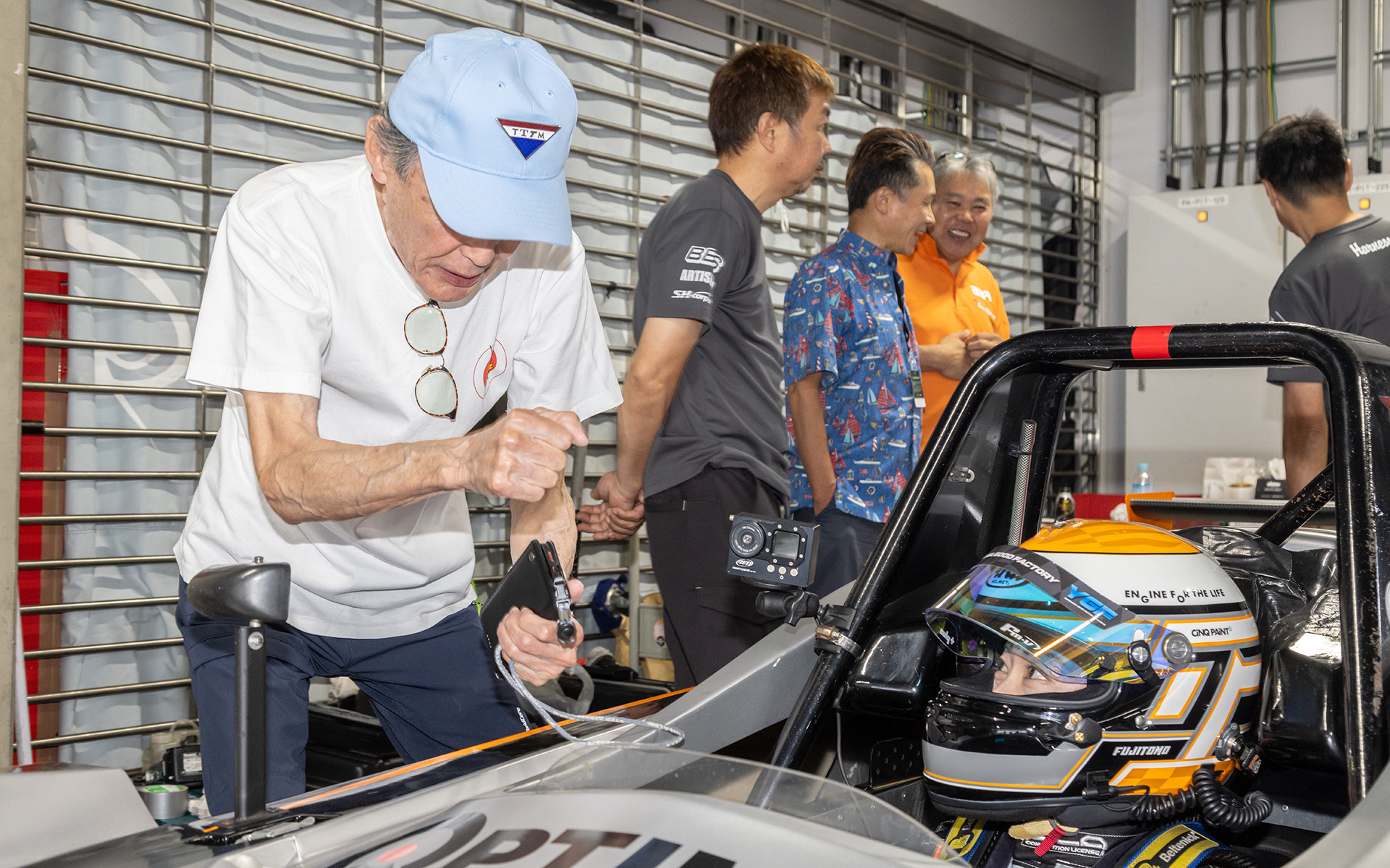 マシンに乗り込んで予選をどう乗り切るかイメージする