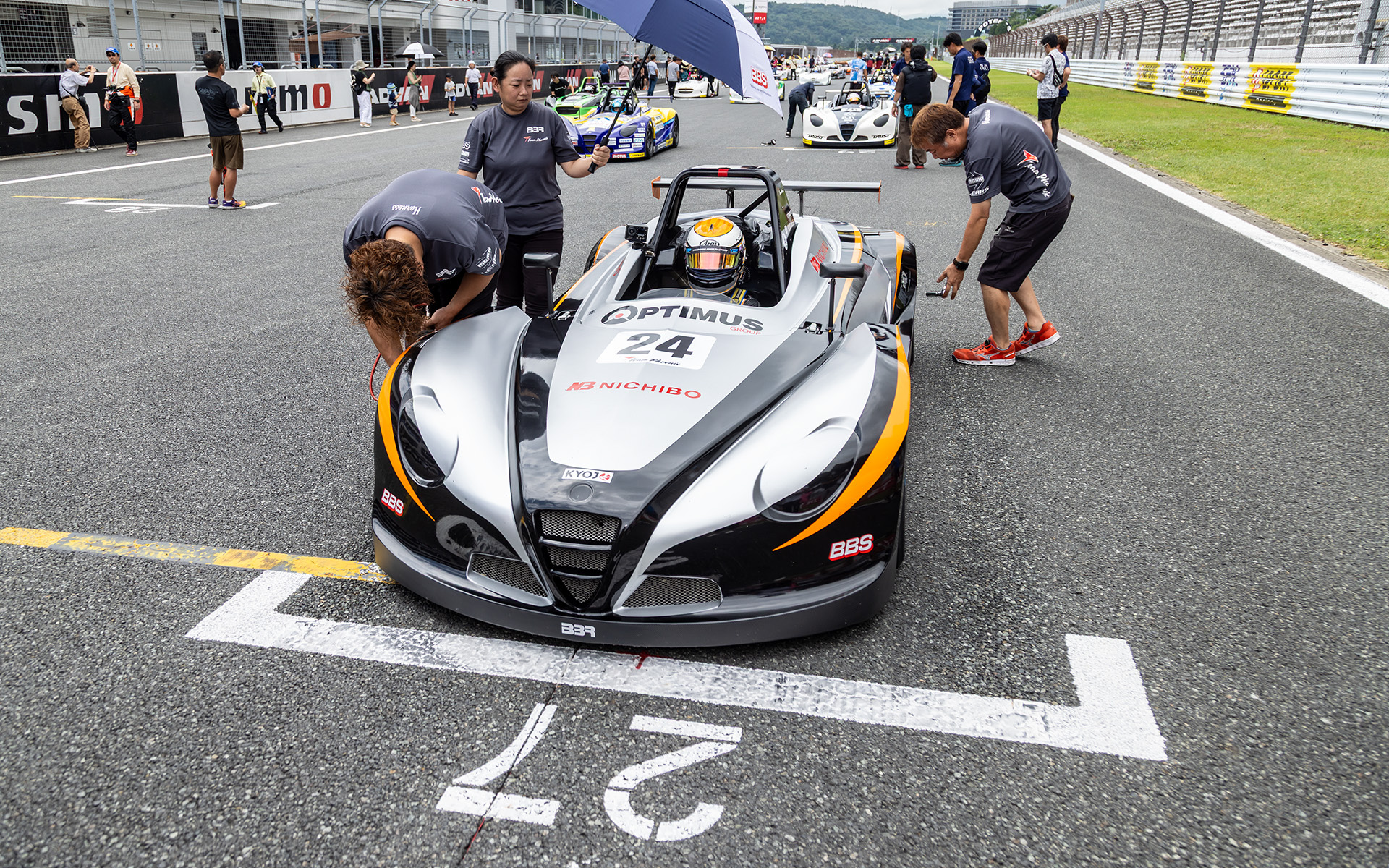 スタートグリッドに並ぶ