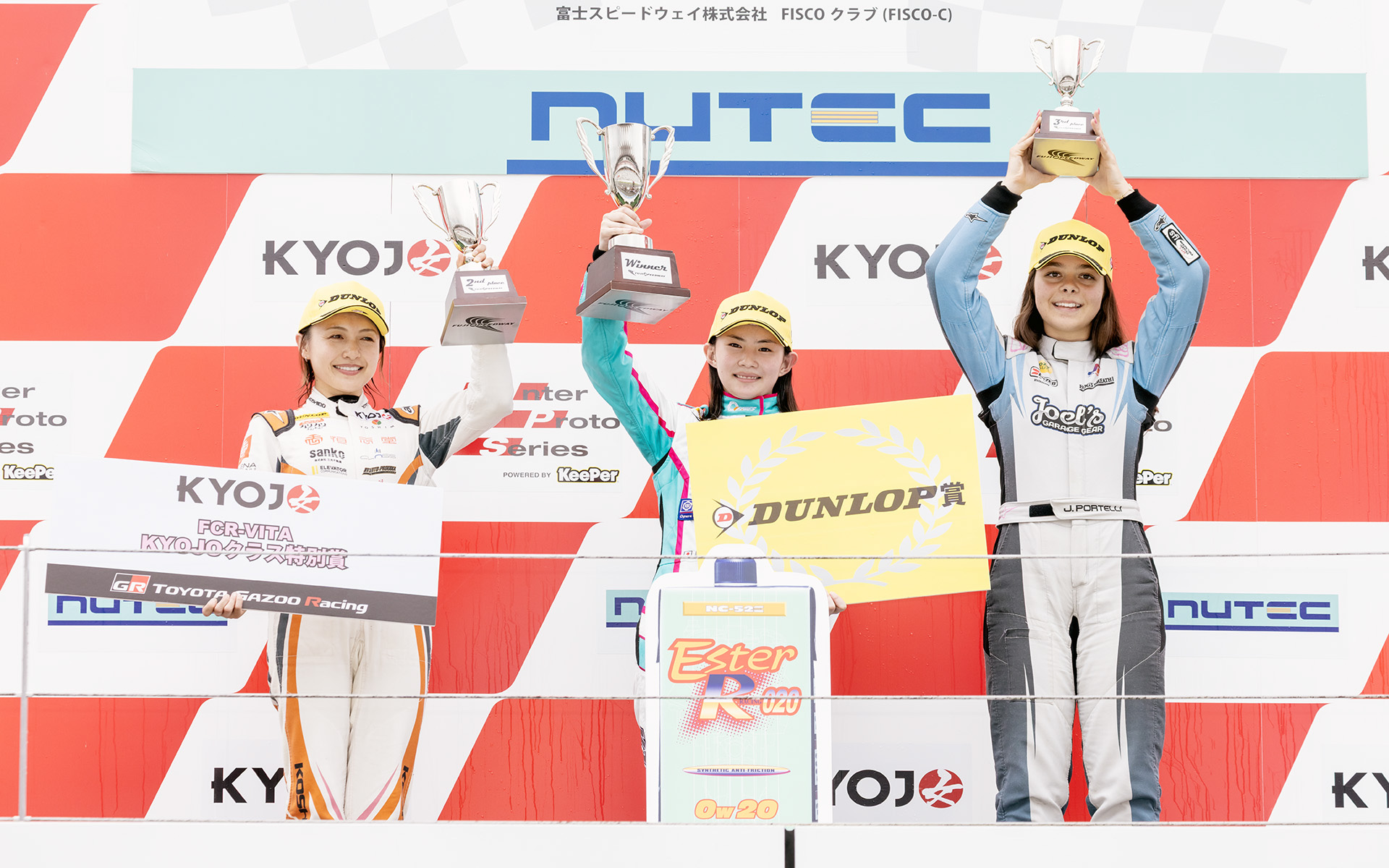 KYOJO-VITAクラストップは、225号車KTMS VITAの富下季央菜選手（中央）が獲得。2位は35号車のいとうりな選手（左）、3位は213号車のJure Portelli選手（右）