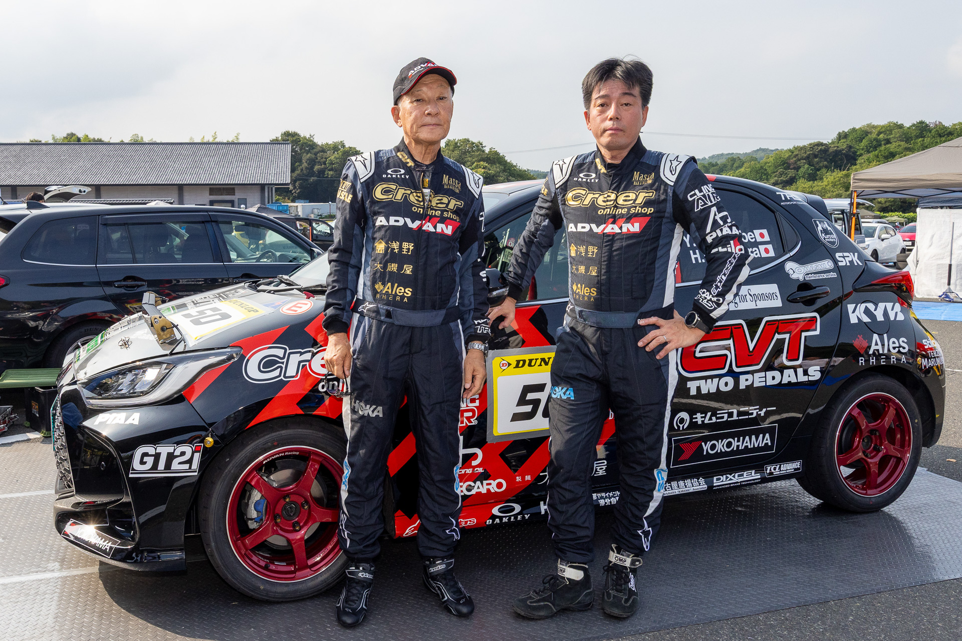 36年ぶりにラリー参戦を決めた日下部保雄さん（左）。「丹後半島ラリー2025」でのコ・ドライバーは奥村久継選手（右）が務めた