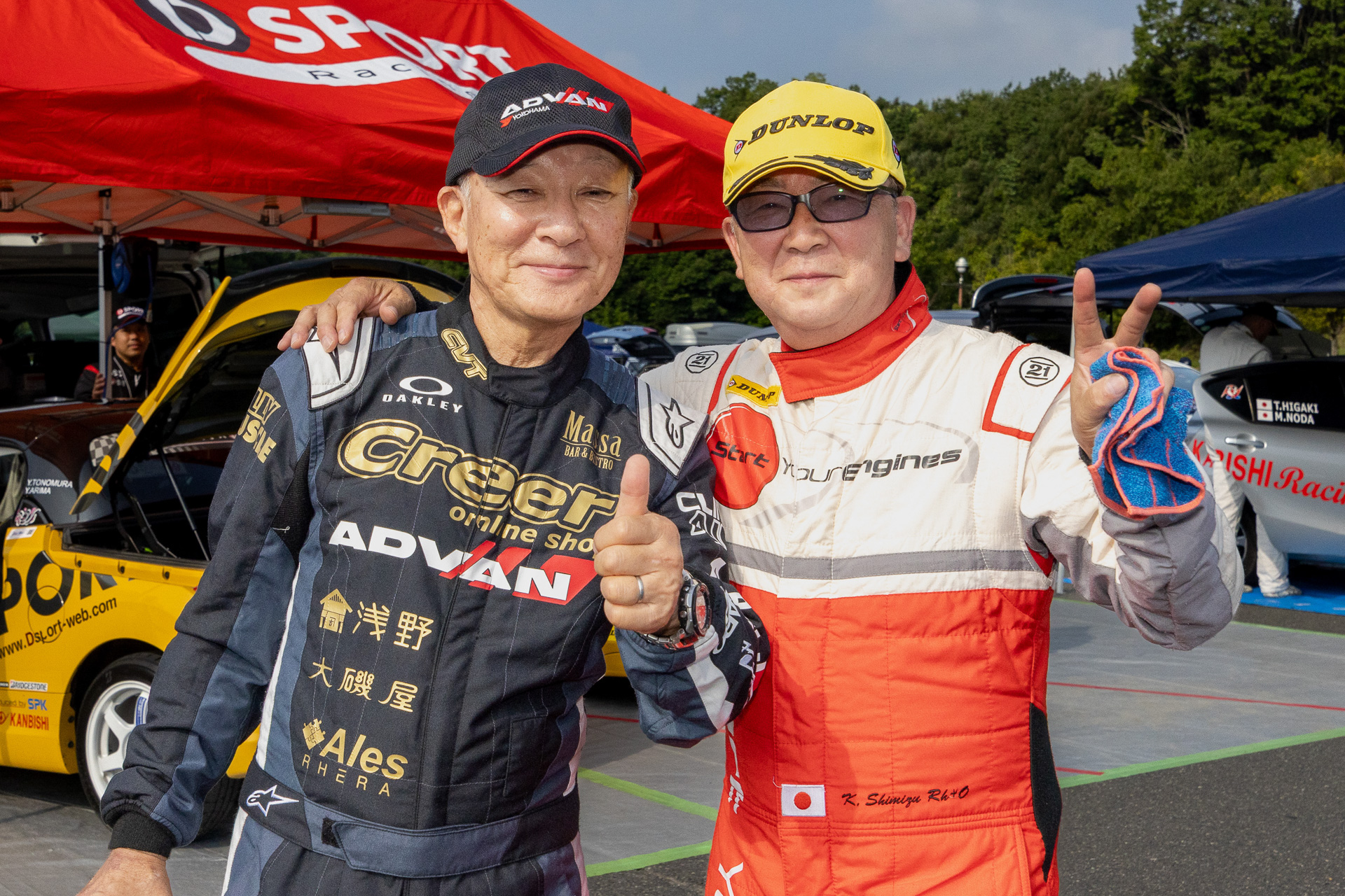 モータージャーナリストであり現役ラリードライバーの清水和夫選手（右）もダイハツ・コペンで参戦していた