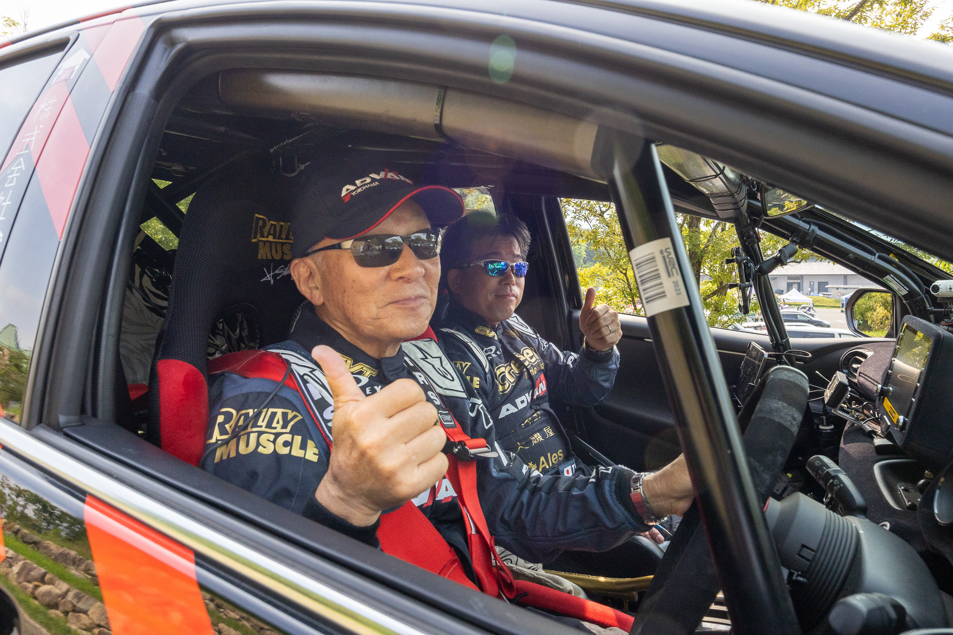 現在のペースノートラリーは初めてという日下部選手。奥村選手と事前のトレーニングを行なっていた