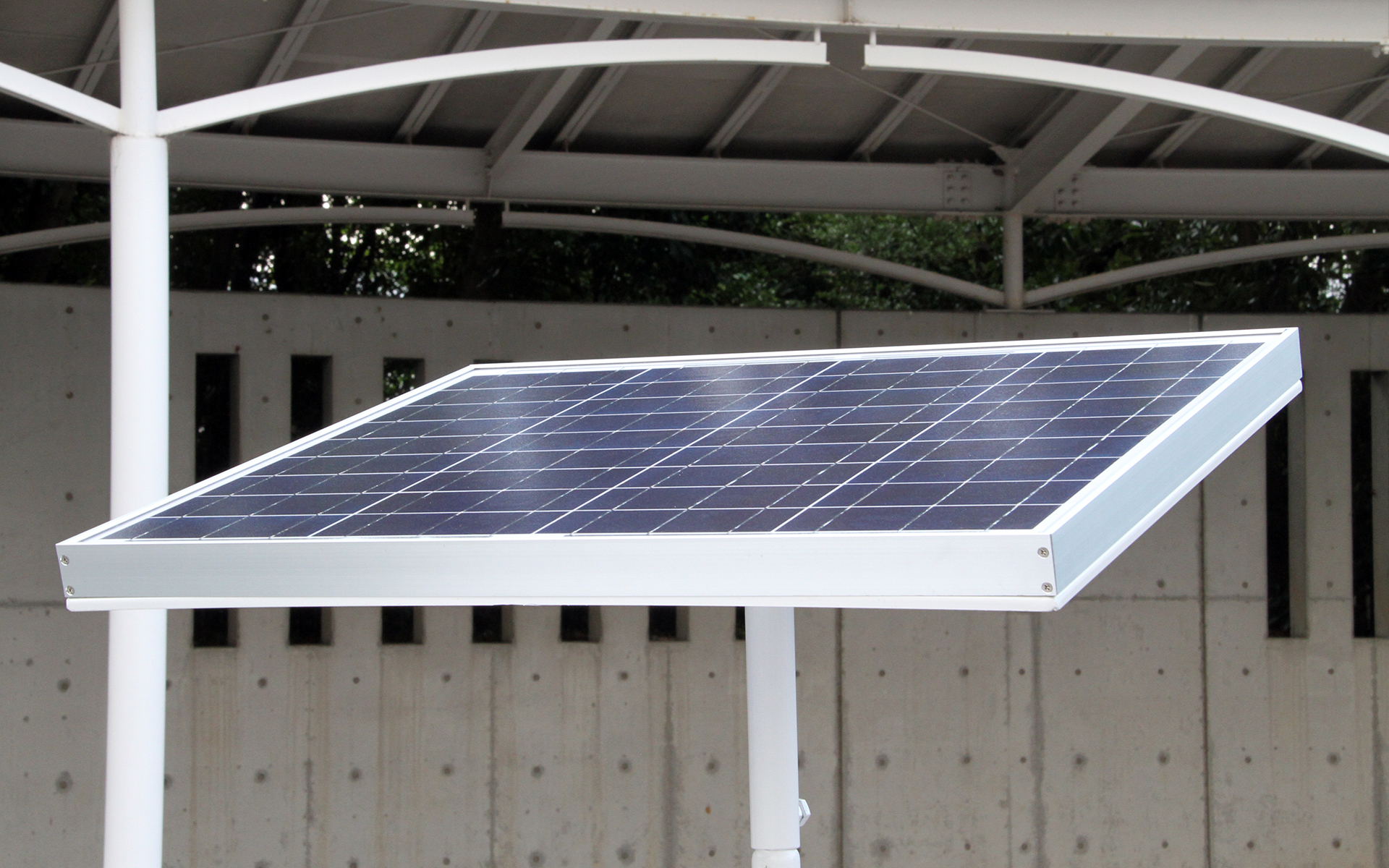 小型タンクローリーで簡易スタンドに「サステナ51」を配送するという活用が始まっている。簡易スタンドは太陽光パネルで電気をまかなうことが可能