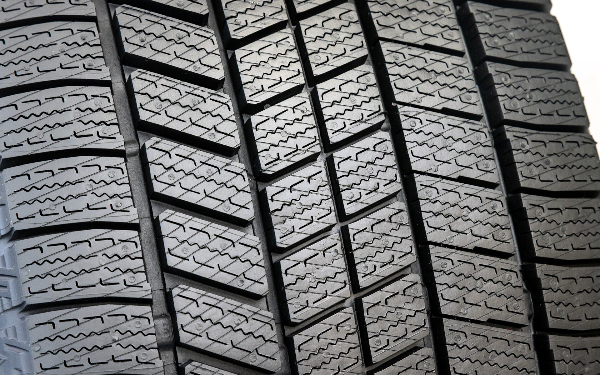 トレッドパターンはブロックまわりへの水の回り込みを抑制するL字ブロック、ブロック面への水の侵入を抑えるL字タンクサイプを採用するとともに、独自技術「発泡ゴム」に業界初の新技術「親水性向上ポリマー」を配合した「Wコンタクト発泡ゴム」を搭載。ゴムの気泡による水の除去に加え、親水性向上ポリマーとわずかに残った水の分子間力により、滑る原因となっていた水をもグリップ力へと変換することに成功。これにより、従来品「VRX3」と比べて氷上でのブレーキ制動距離を11％短縮し、氷上旋回時のラップタイムは4％短縮、さらに氷上での車両挙動の安定性も向上させたという