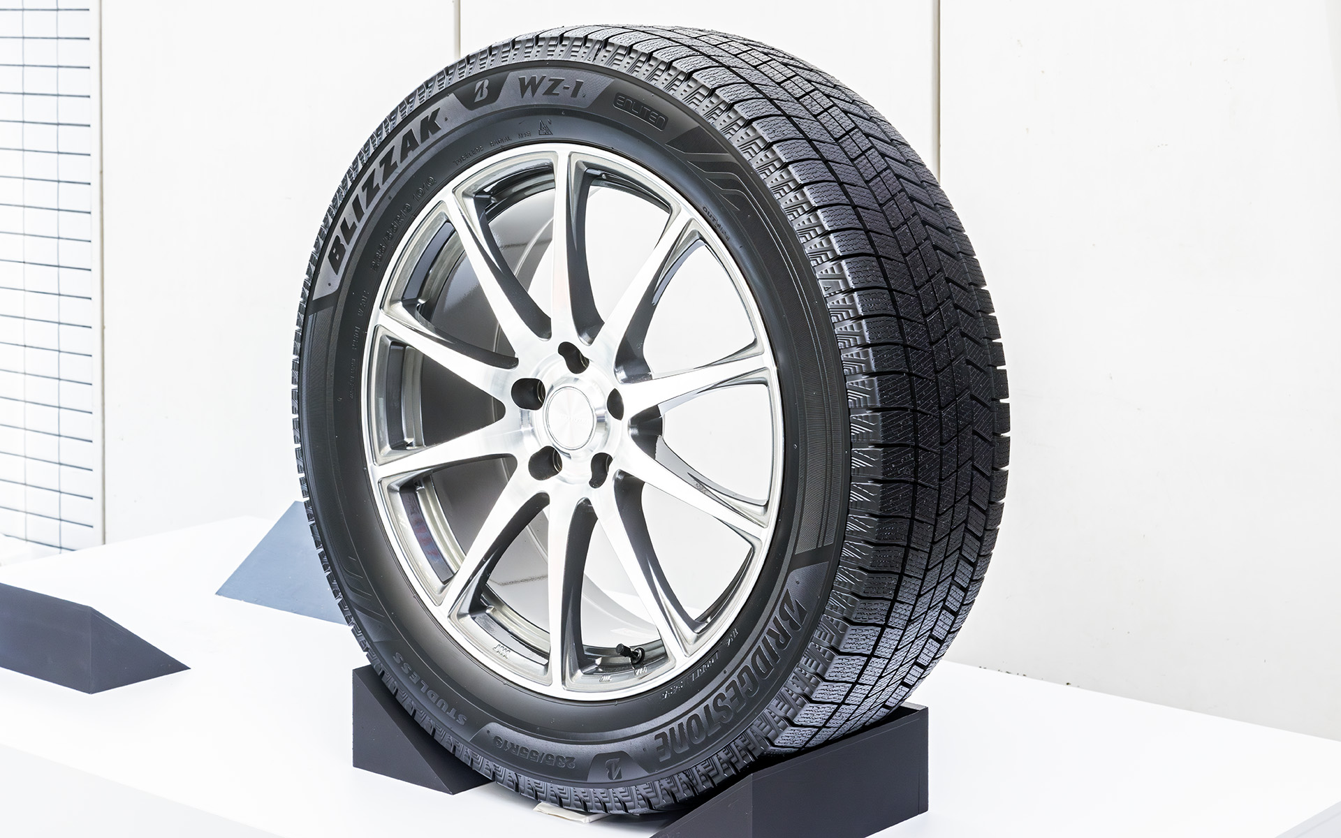 2025年9月1日に発売となる乗用車用プレミアムスタッドレスタイヤ「BLIZZAK WZ-1」。サイズ数は119と軽自動車からミニバン、輸入車、EV（電気自動車）まで幅広く対応する