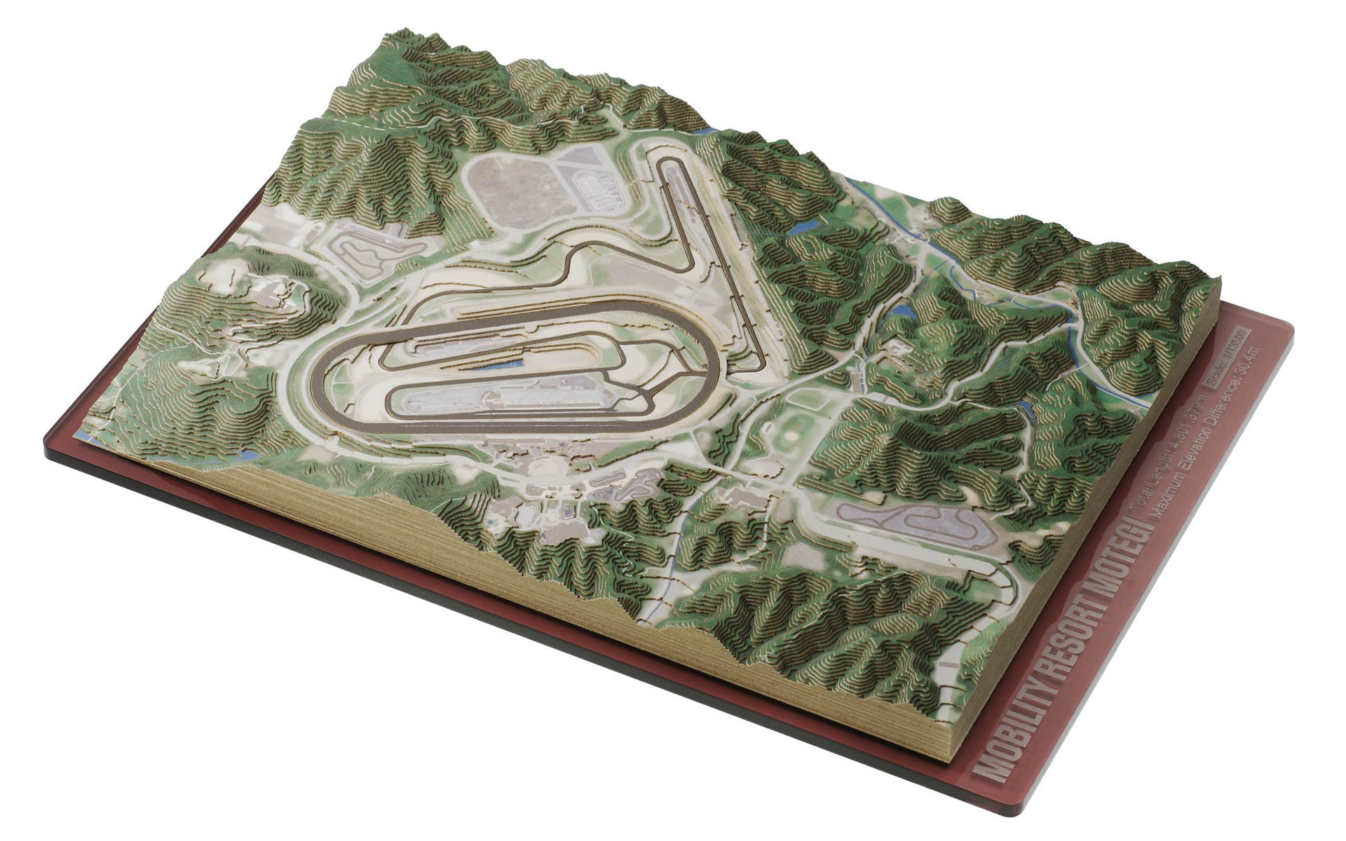 モビリティリゾートもてぎ。完成サイズは140×200×21mm（縦×横×高さ）