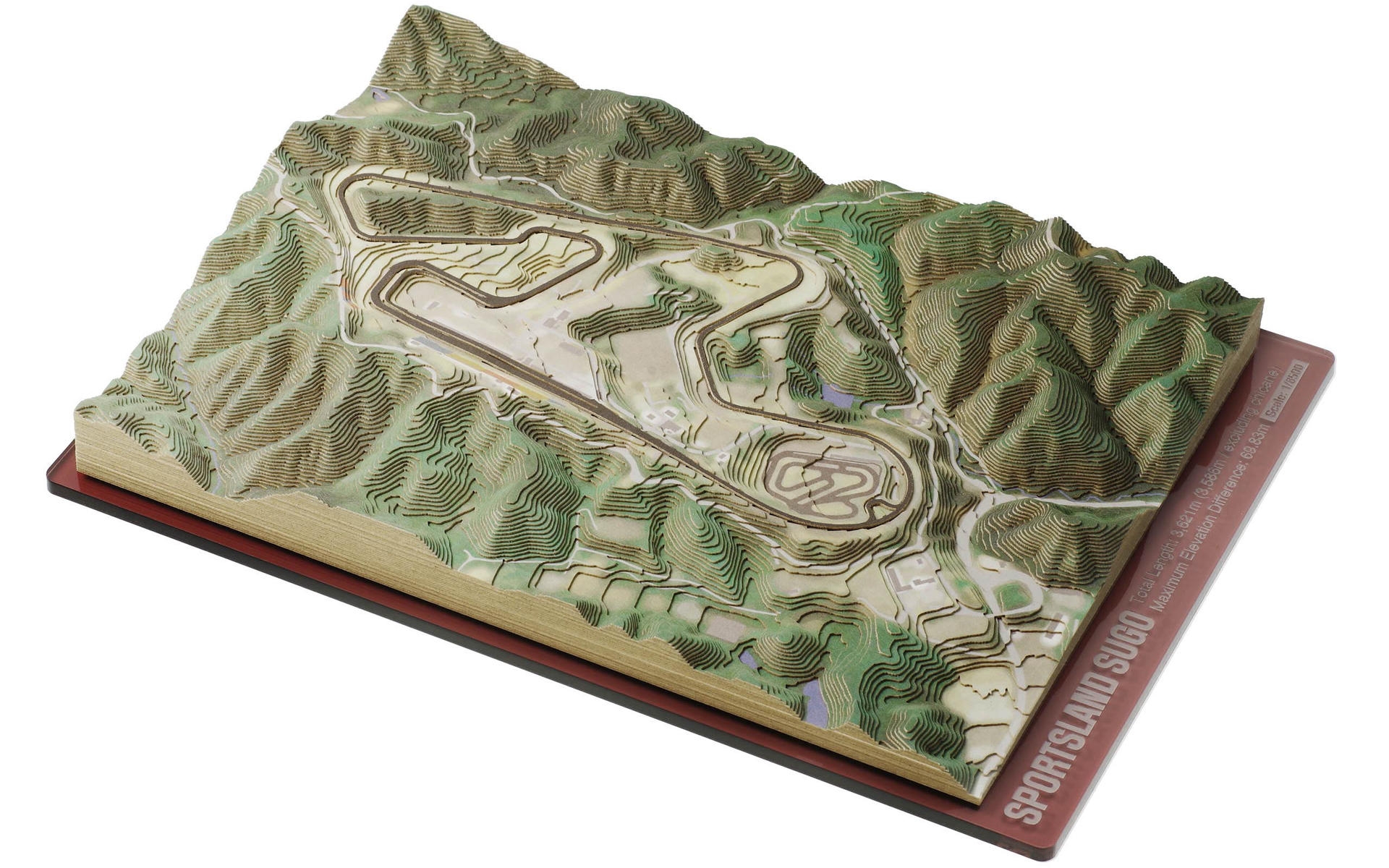 スポーツランドSUGO。完成サイズは140 × 200 × 27mm（縦×横×高さ）