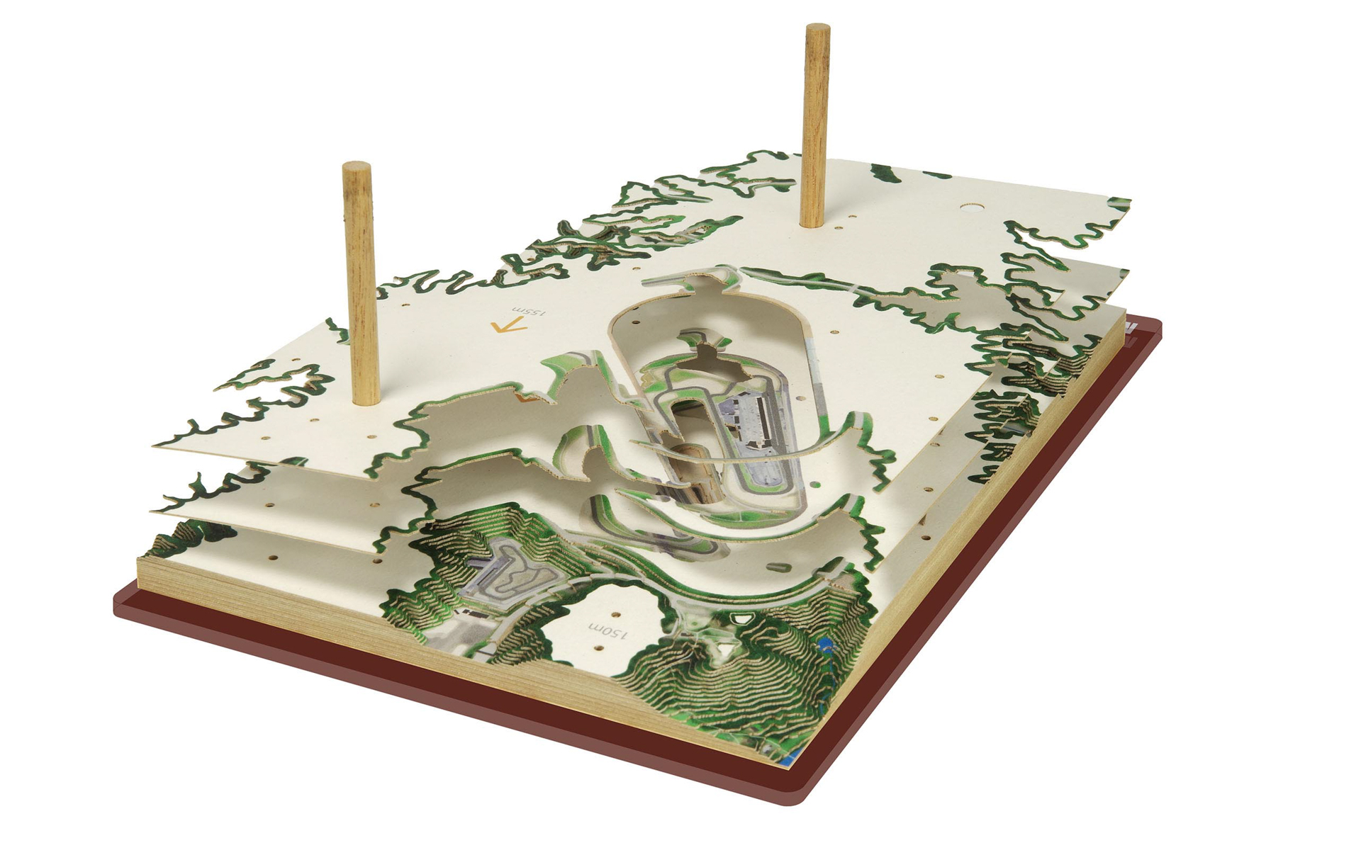 等高線沿いにカットされた粘着シートを積み上げていくことで、リアルな立体地形図作りを楽しめる
