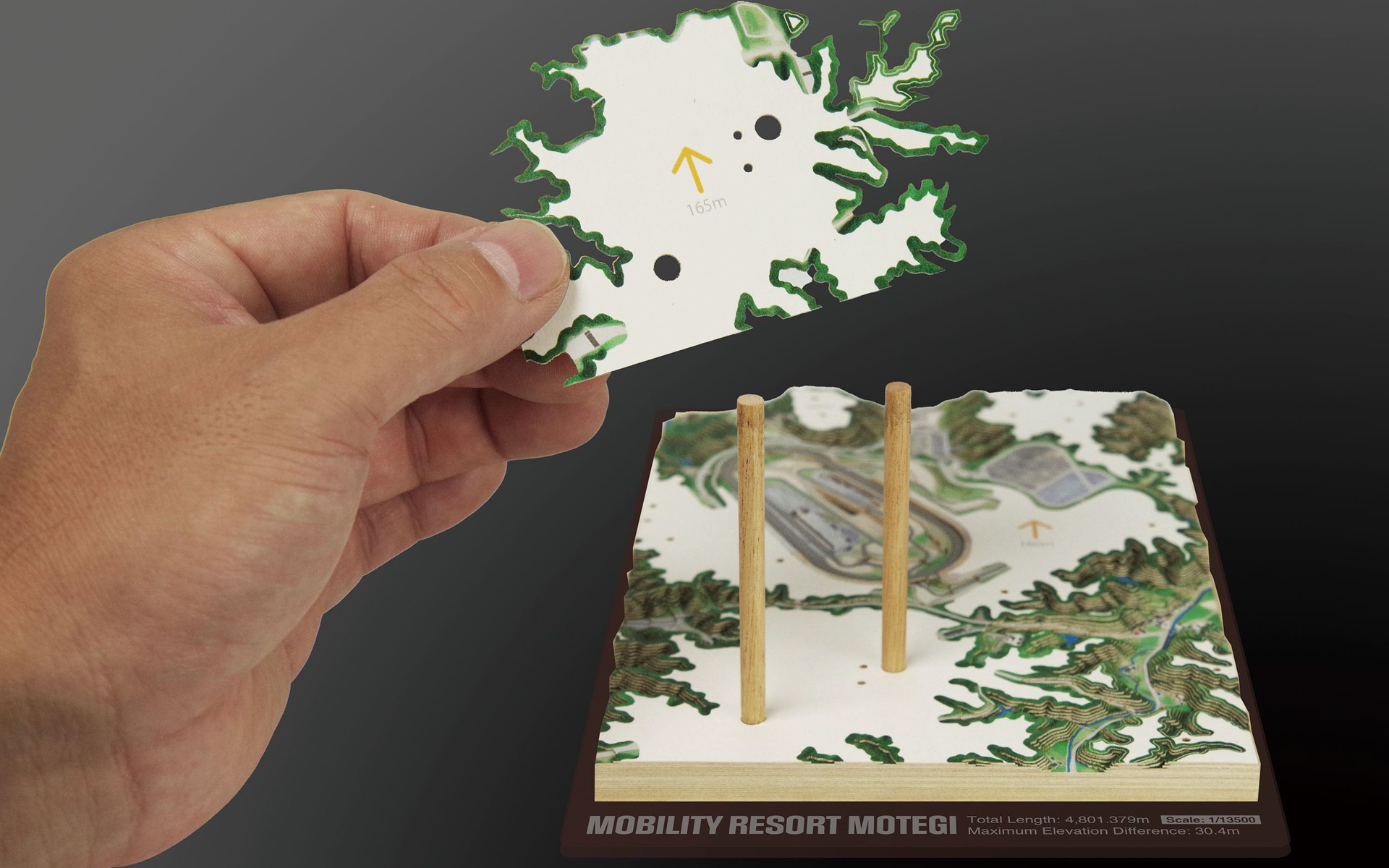 等高線沿いにカットされた粘着シートを積み上げていくことで、リアルな立体地形図作りを楽しめる