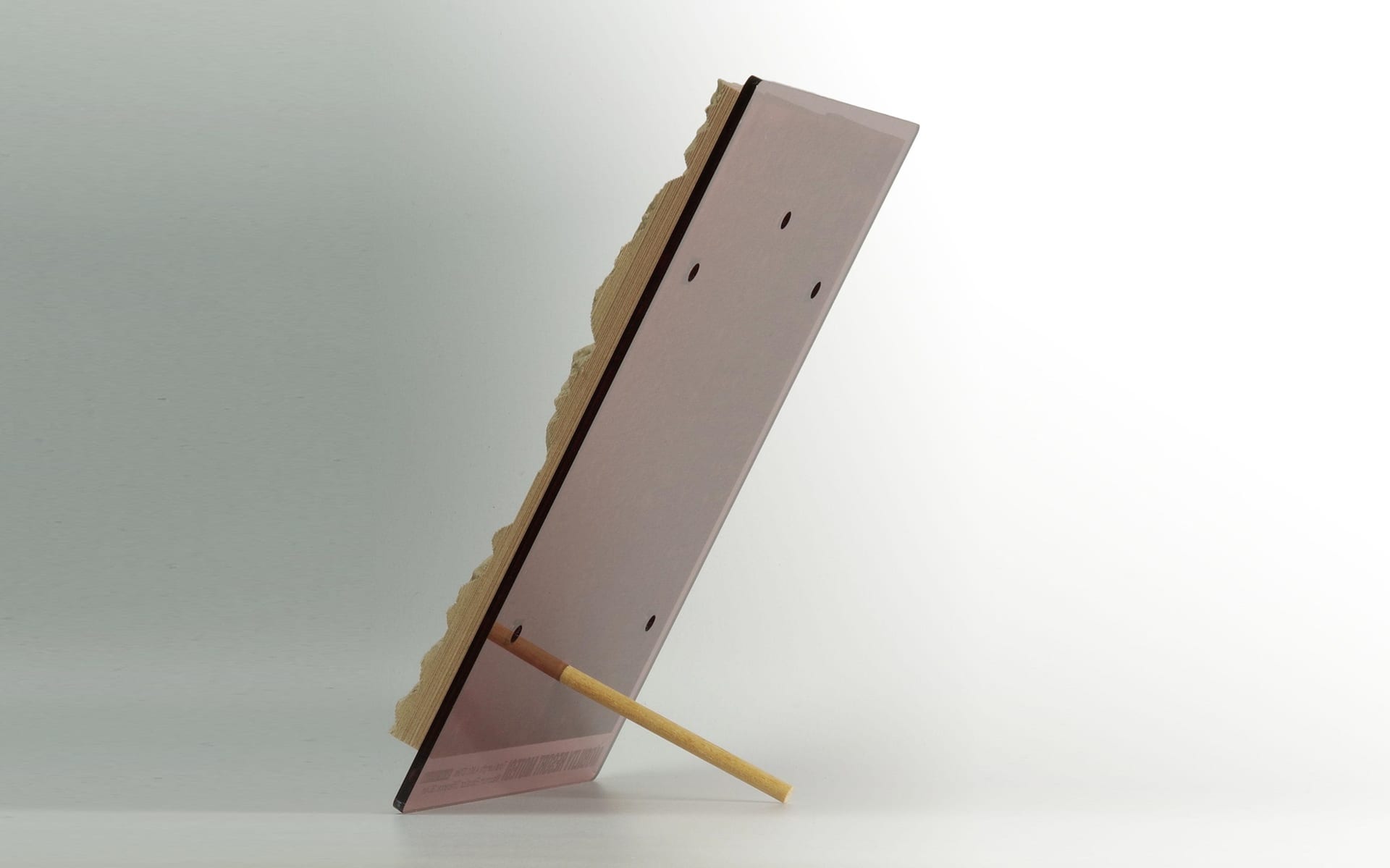 ガイド棒を背面の穴に差し込むことでスタンドとして自立する