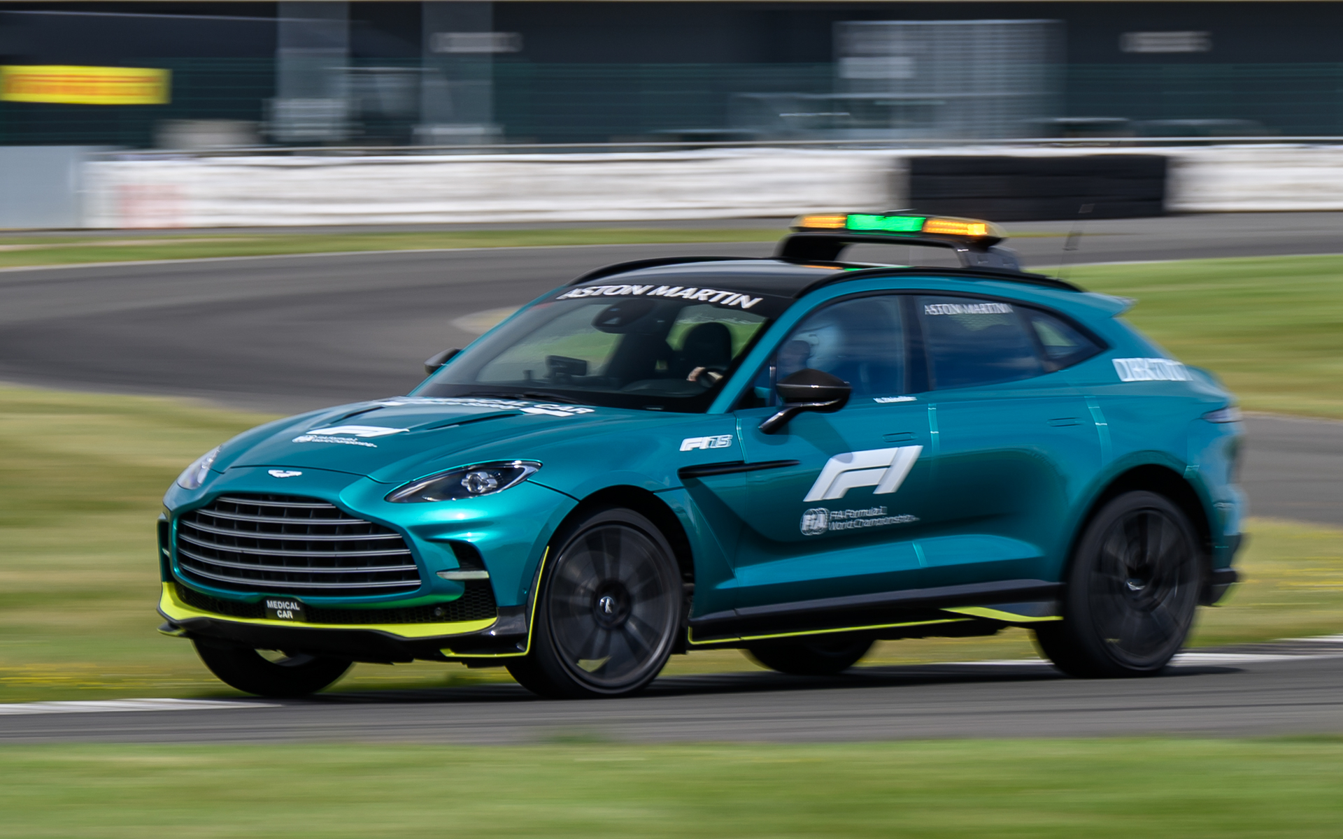 「DBX707」は継続してF1のメディカルカーを務める