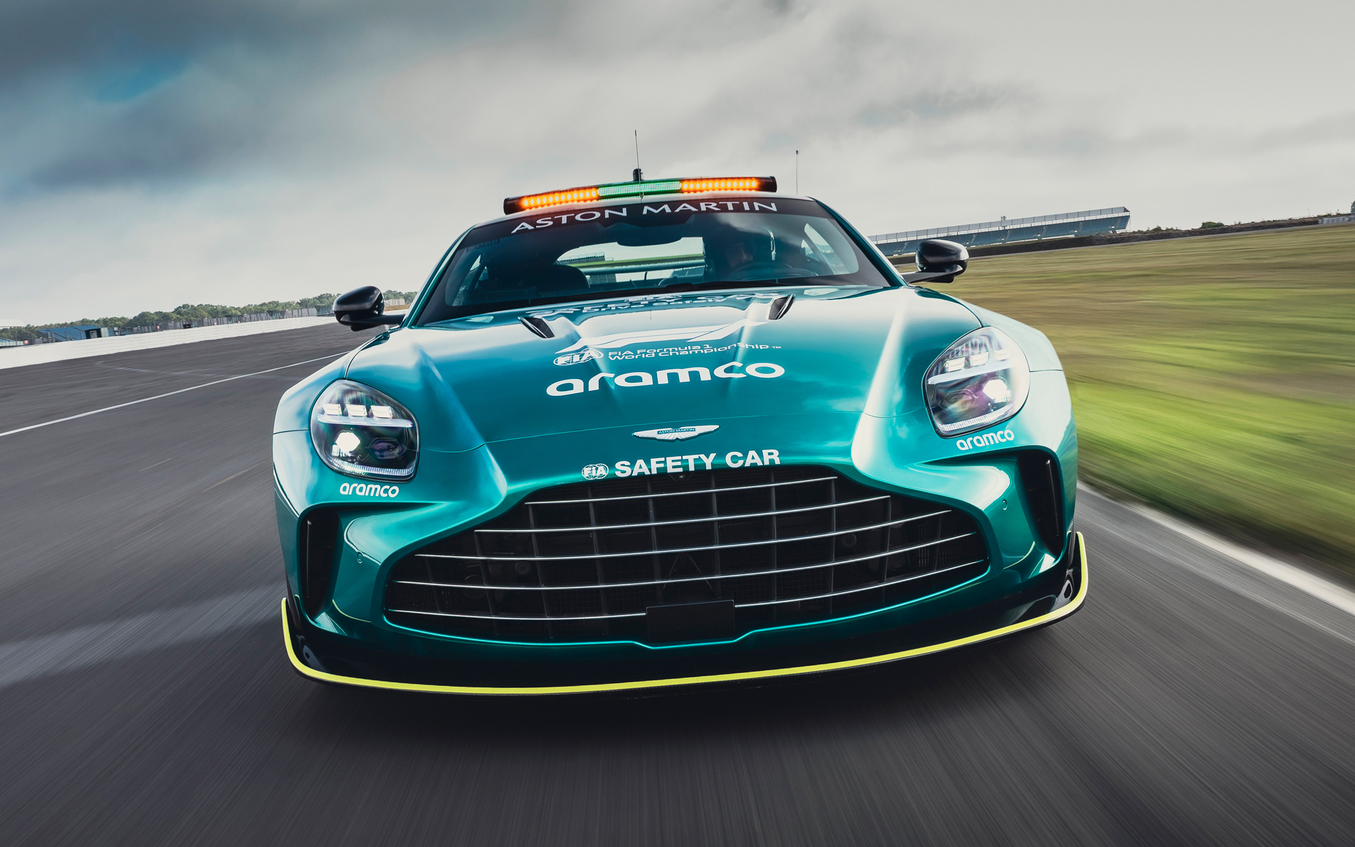 F1セーフティカー仕様の新型ヴァンテージS