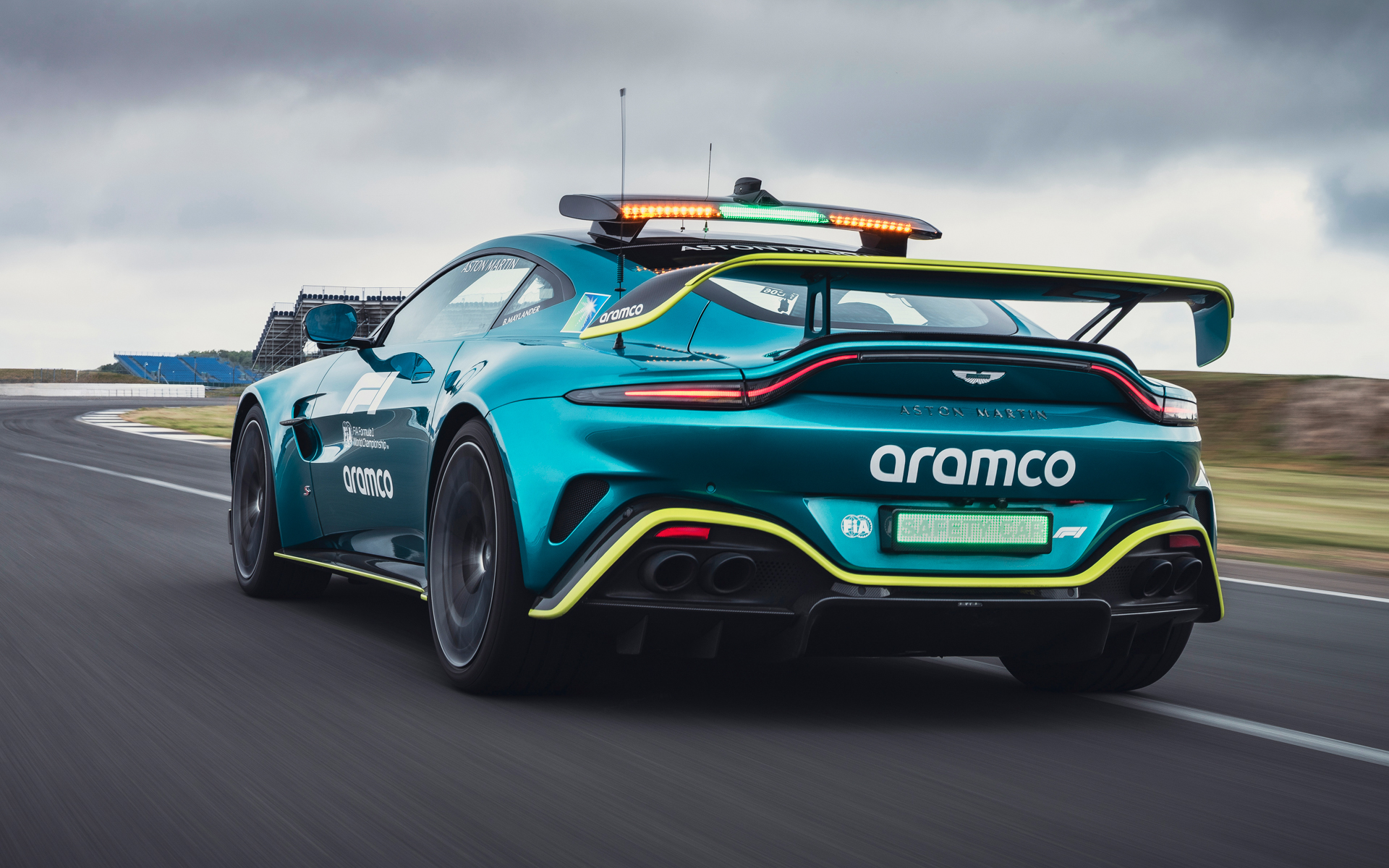 F1セーフティカー仕様の新型ヴァンテージS