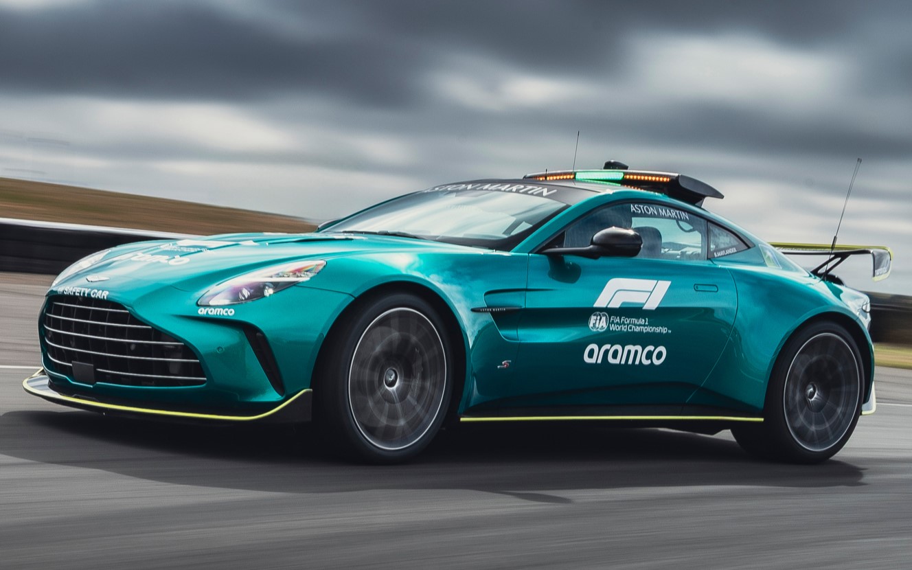 アストンマーティンの「ヴァンテージ」をよりスポーティに仕上げた「ヴァンテージS」がF1のセーフティカーに採用された