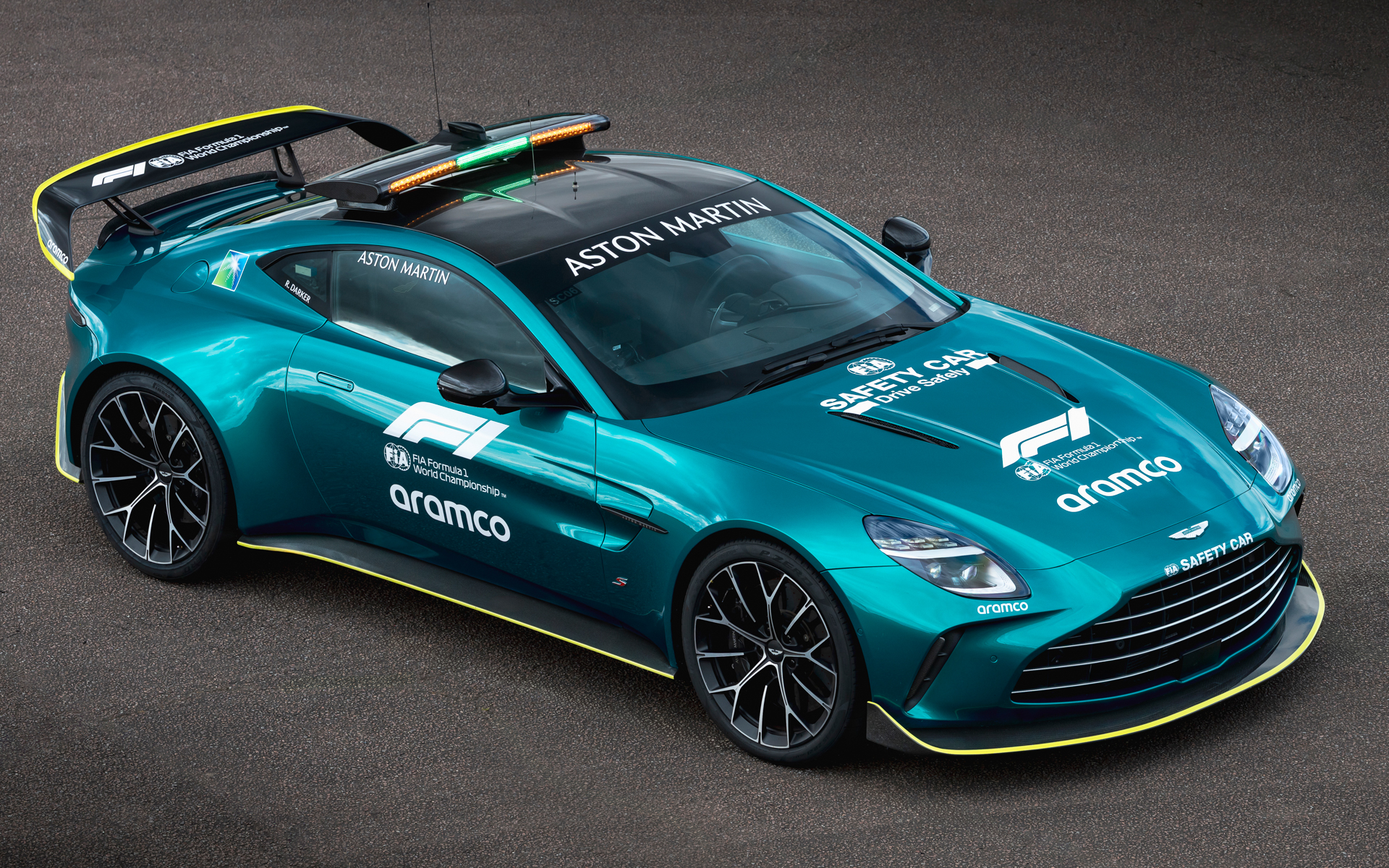 F1セーフティカー仕様の新型ヴァンテージS