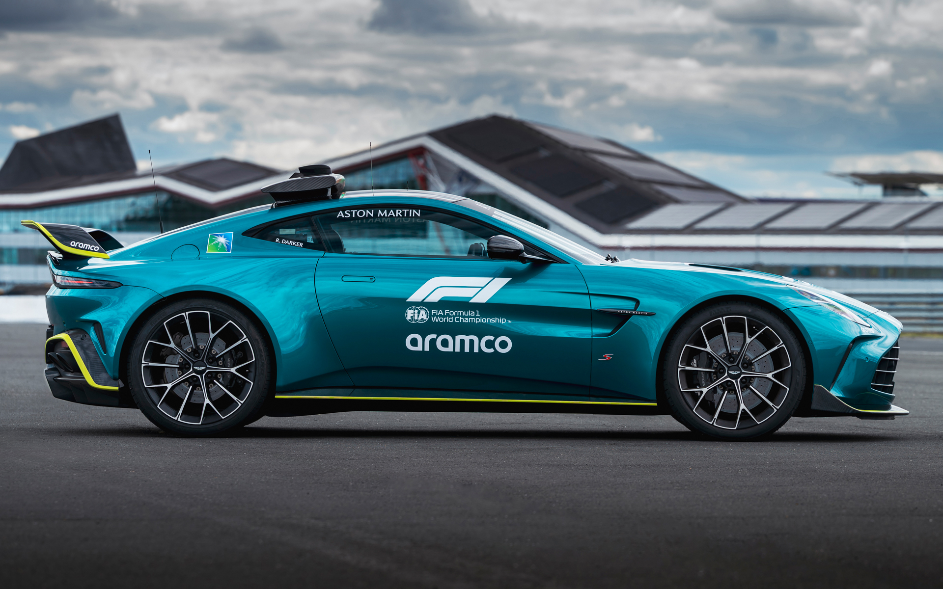 F1セーフティカー仕様の新型ヴァンテージS