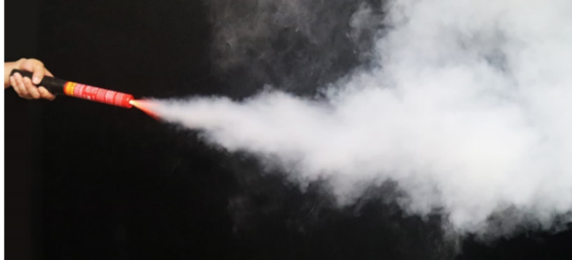 一般的な消火器の噴射時間は約15秒だが、ファイヤーショーカスティックは50秒、または100秒と長時間の噴射が可能